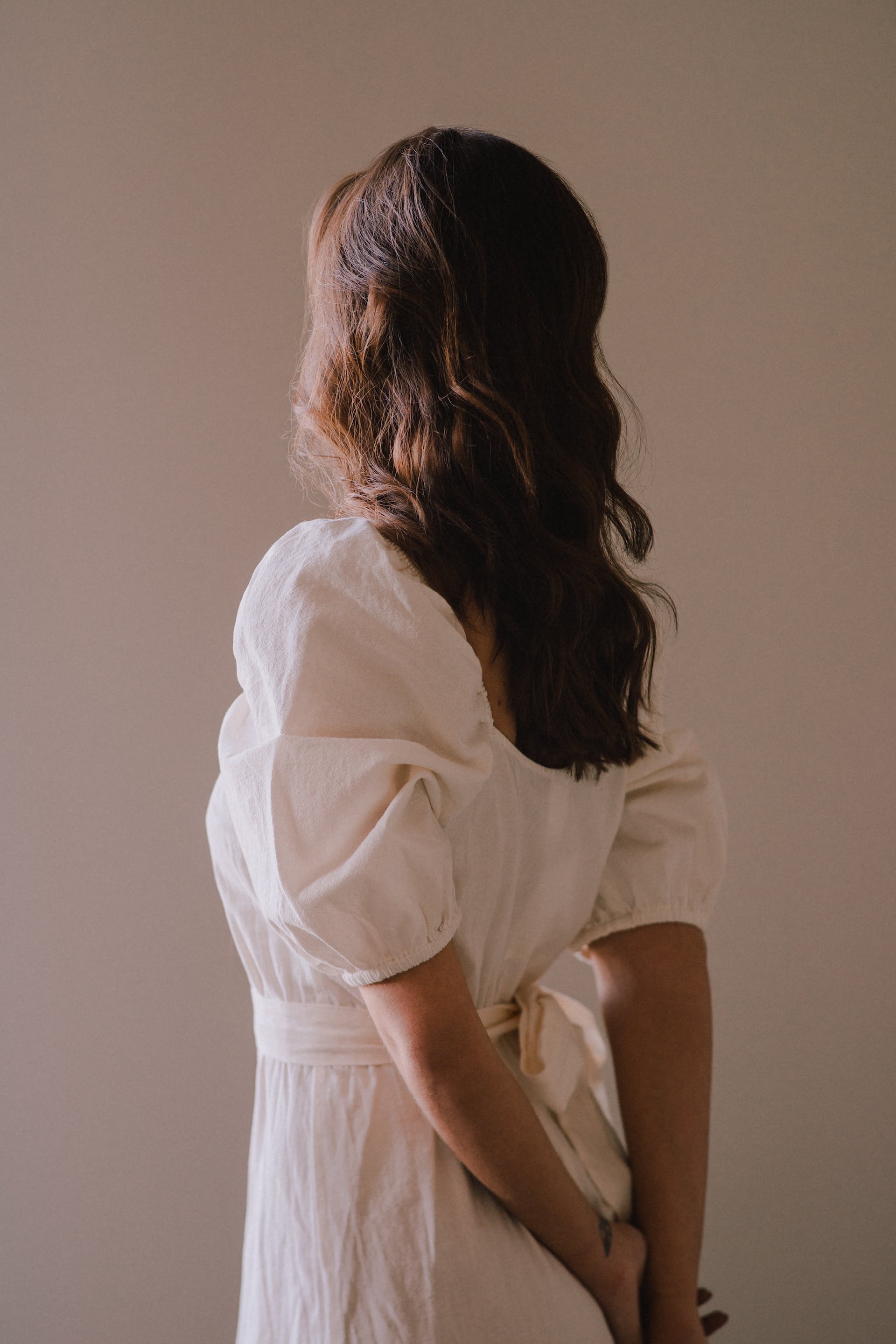 Femme debout en robe blanche | Source : Pexels