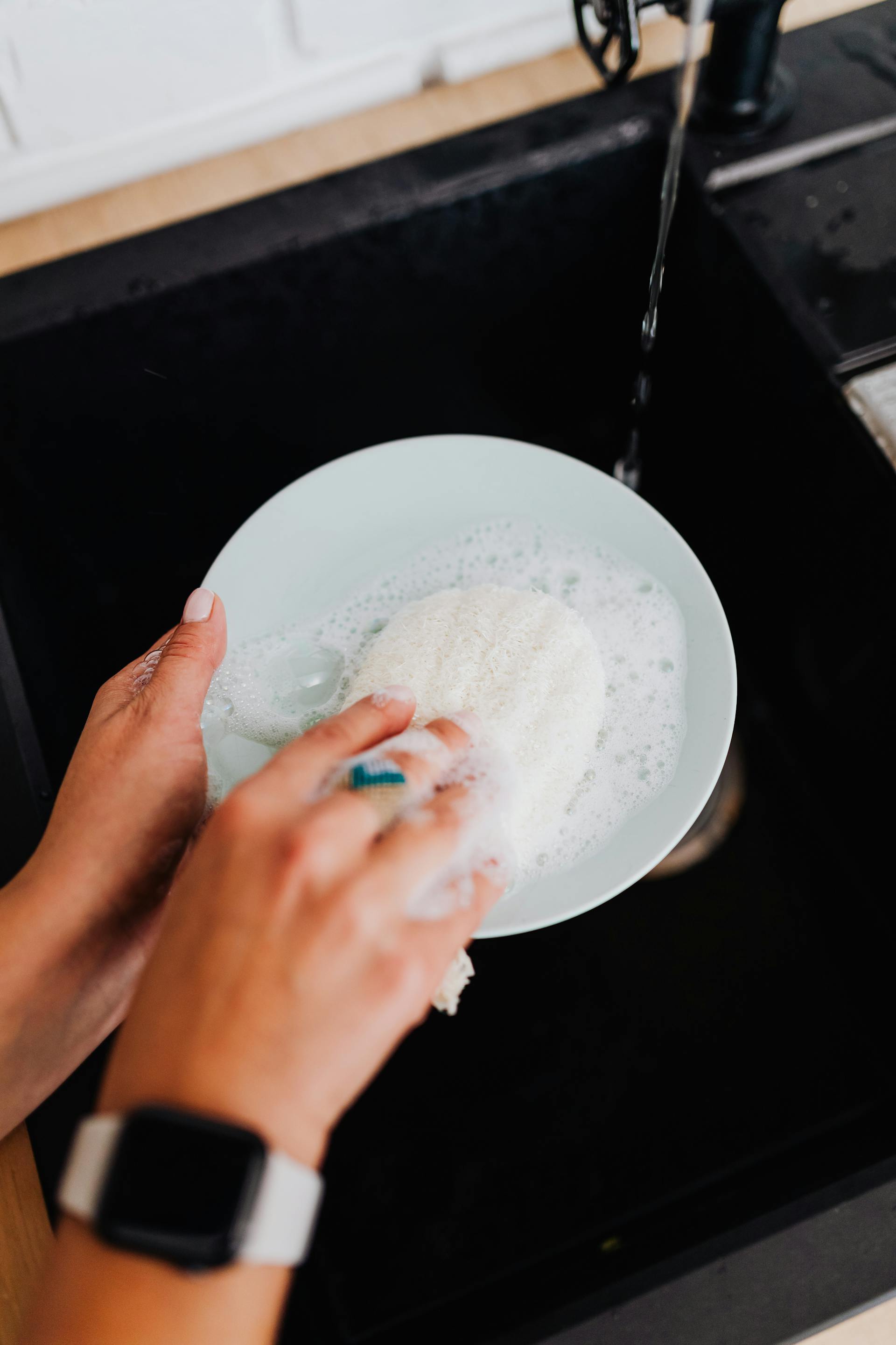 Une personne faisant la vaisselle | Source : Pexels