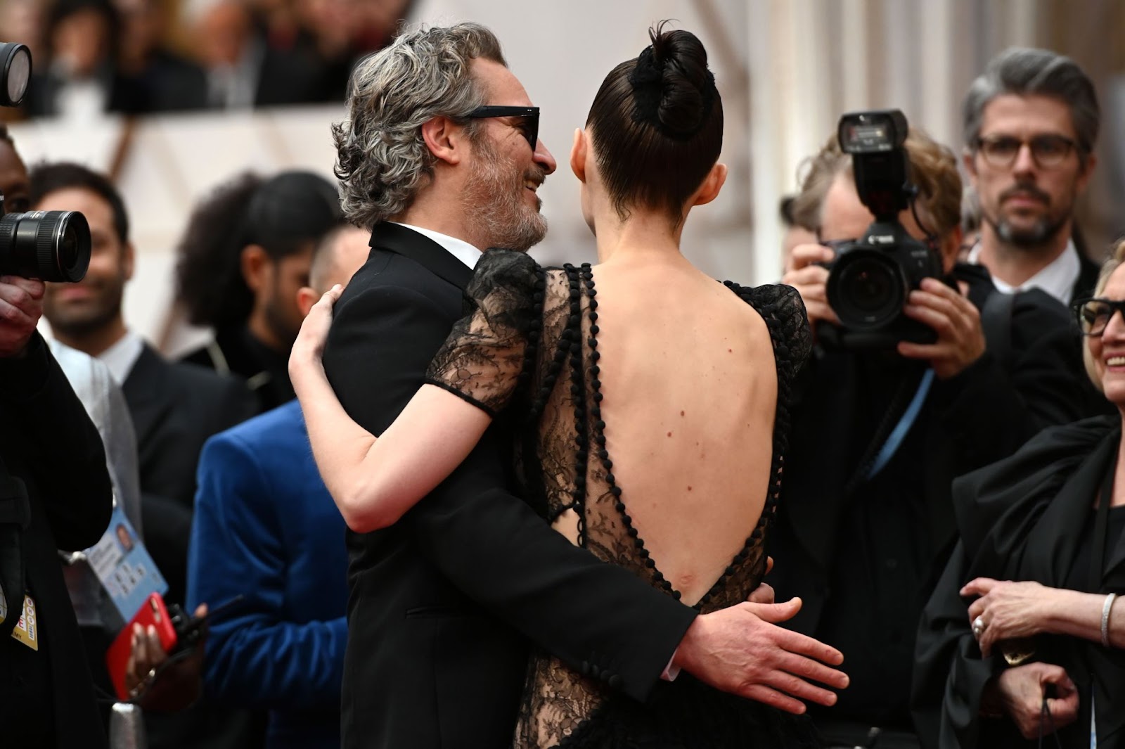 Joaquin Phoenix et Rooney Mara ont assisté à la 92e cérémonie des Oscars à Hollywood, en Californie, le 9 février 2020, se serrant les coudes pour soutenir Phoenix qui a été acclamé lors d'une étape importante de sa carrière. | Source : Getty Images