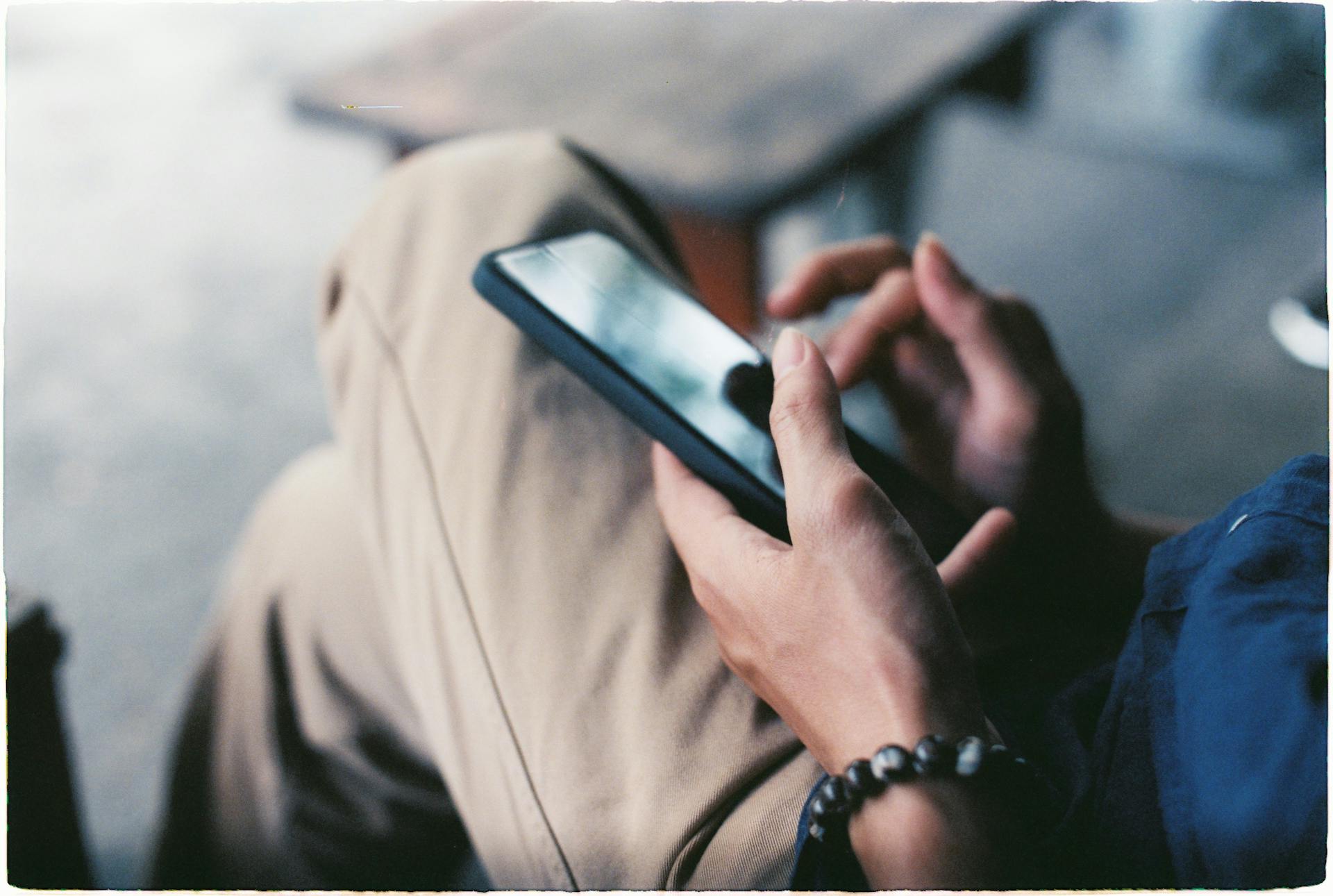 Un homme utilisant son téléphone | Source : Pexels