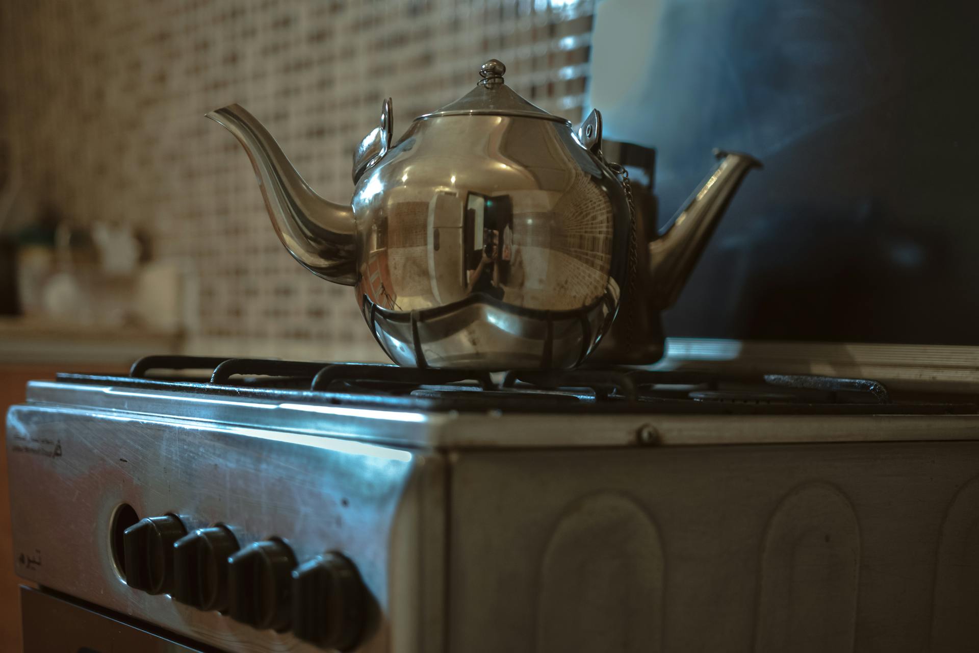 Une bouilloire en acier sur la cuisinière | Source : Pexels
