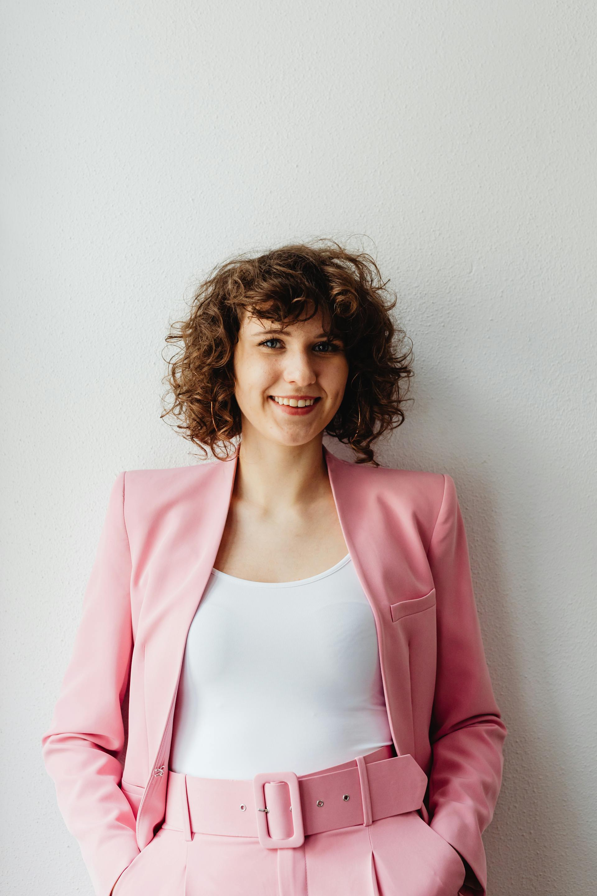 Une femme debout et souriante | Source : Pexels