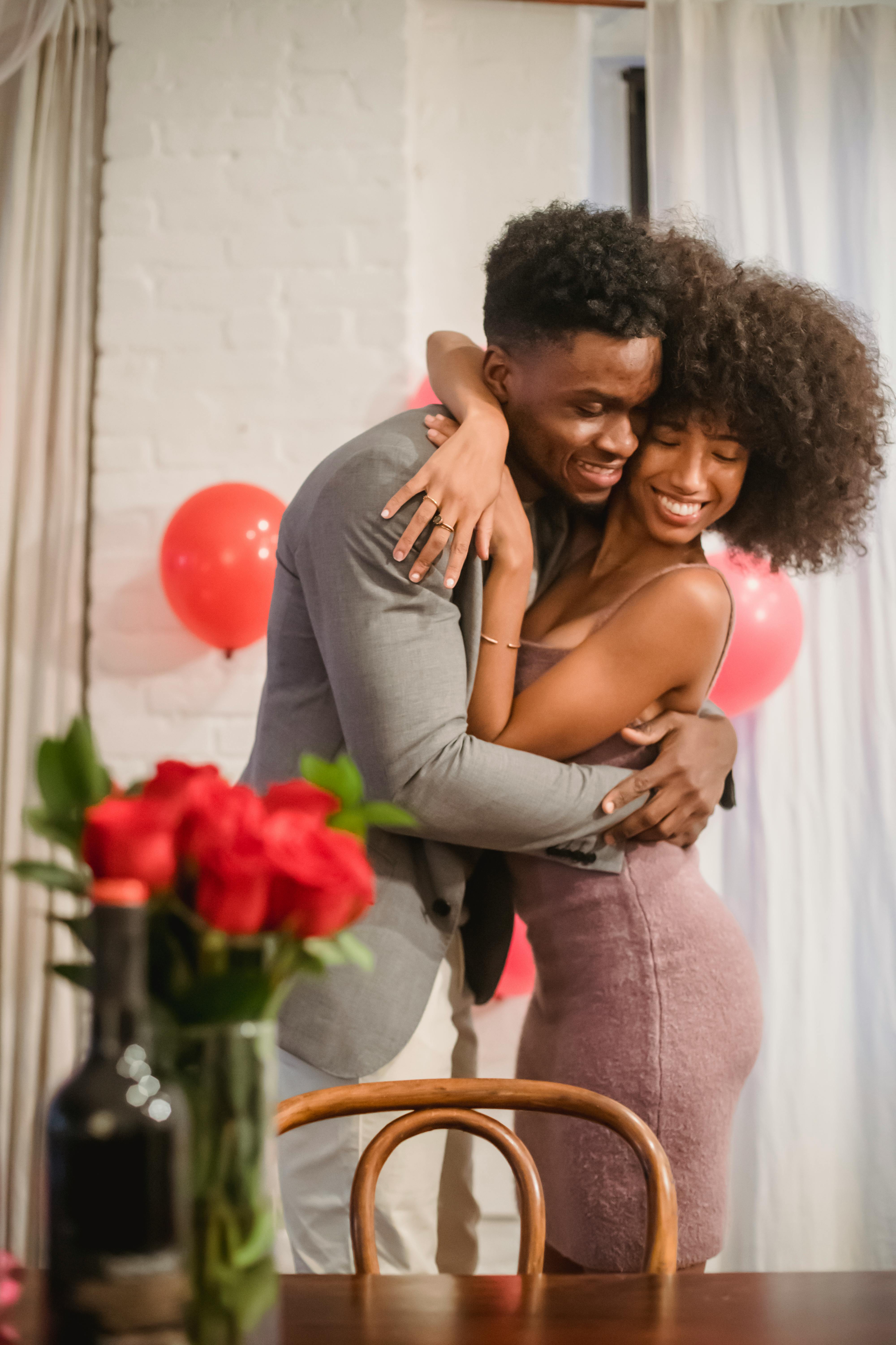 Un couple heureux qui s'enlace | Source : Pexels