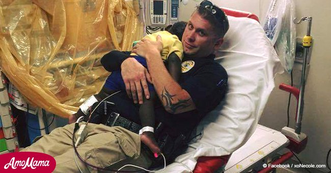 La photo d'un policier réconfortant petit garçon est devenue viral: "Il avait besoin de quelqu'un"