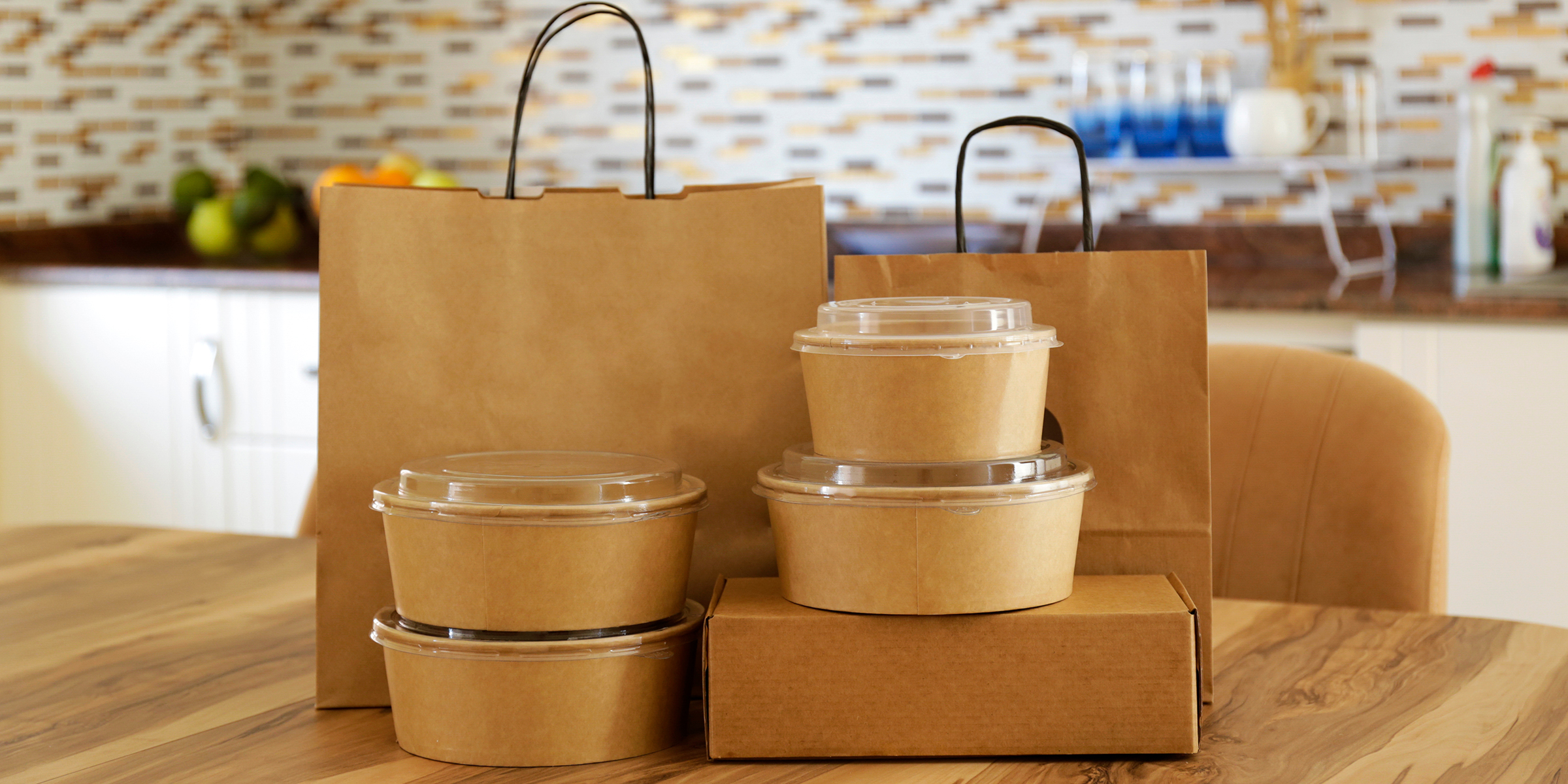 Des plats à emporter sur un comptoir de cuisine | Source : Shutterstock