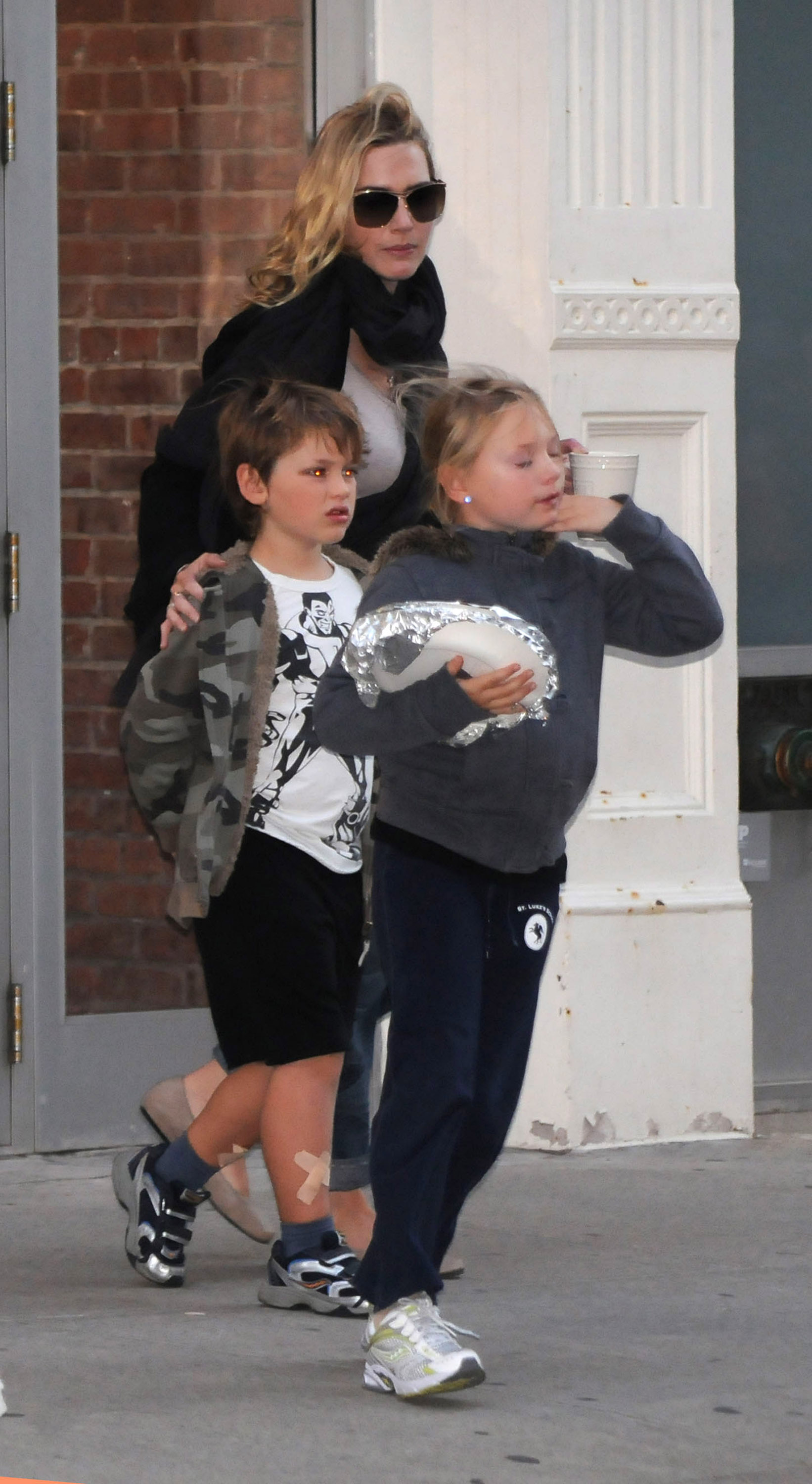 Kate Winslet aperçue avec son fils Joe et sa fille Mia à Manhattan le 7 octobre 2010 à New York. | Source : Getty Images