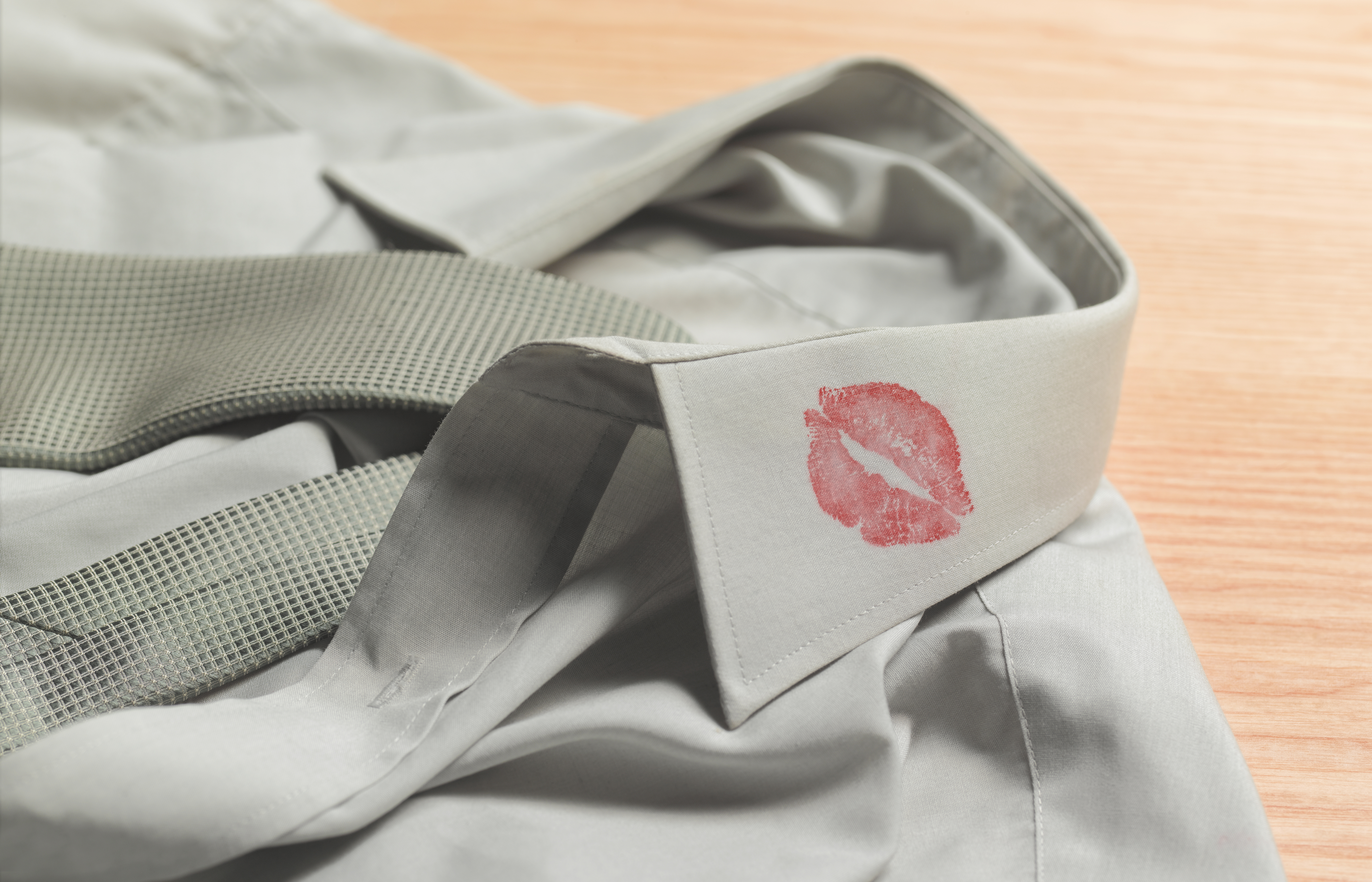 Une chemise avec une tache de rouge à lèvres sur le col | Source : Getty Images