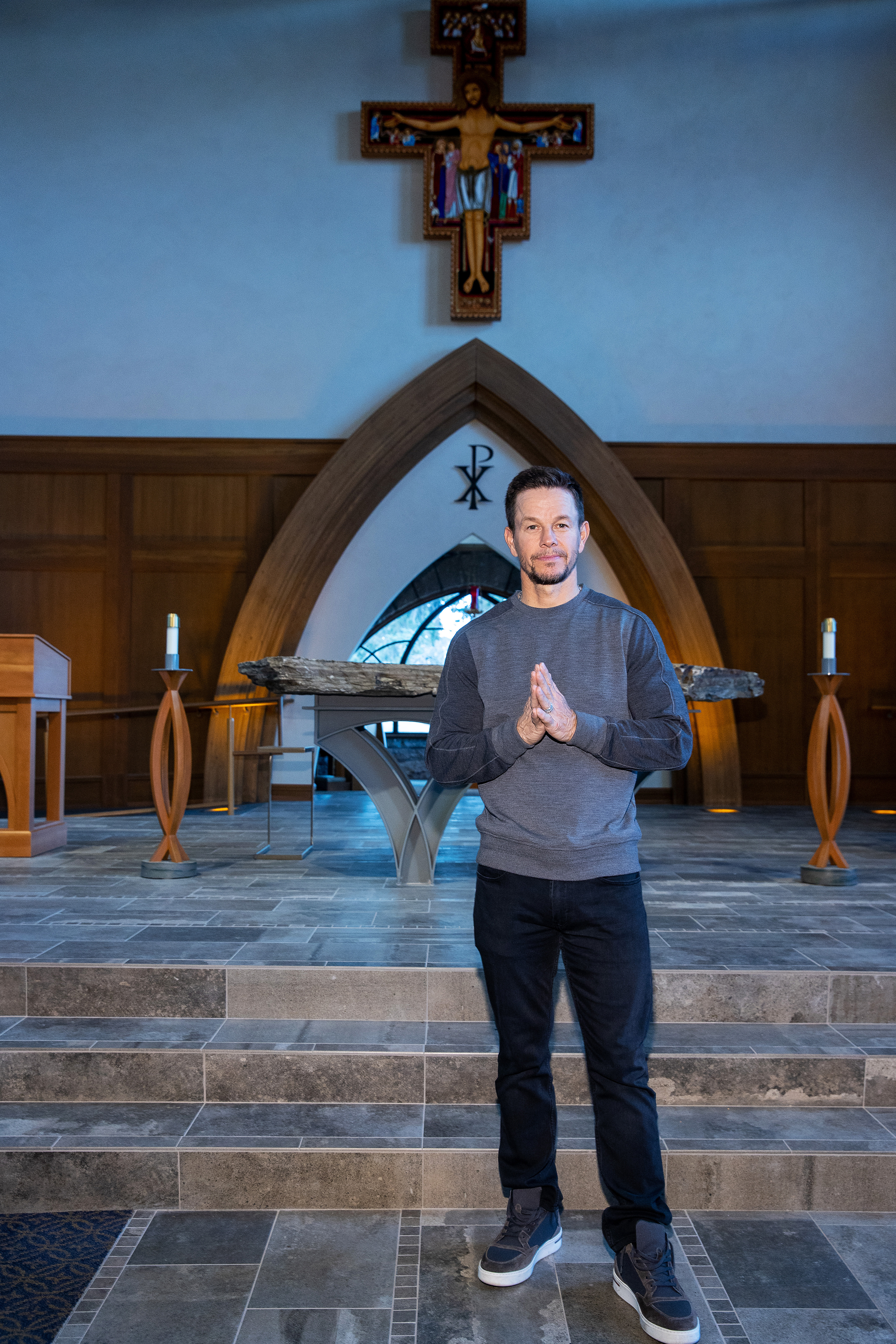 Mark Wahlberg visite la chapelle All Saints au Carroll College le 4 avril 2022 à Helena, Montana | Source : Getty Images