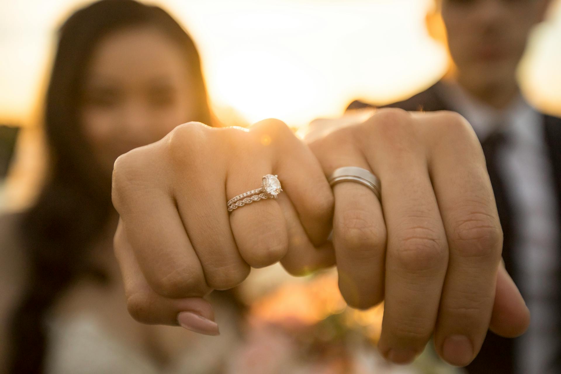 Une mariée et un marié montrant leurs bagues | Source : Unsplash