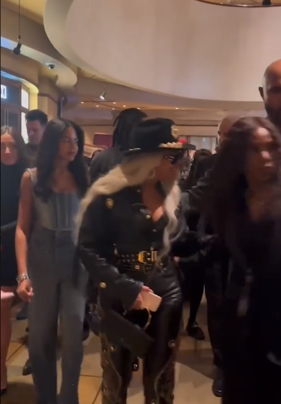 Blue Ivy Carter porte un corset en denim et un jean, suivant sa mère, Beyoncé, alors qu'elles traversent le bâtiment iHeartRadio. | Source : Tiktok/enews