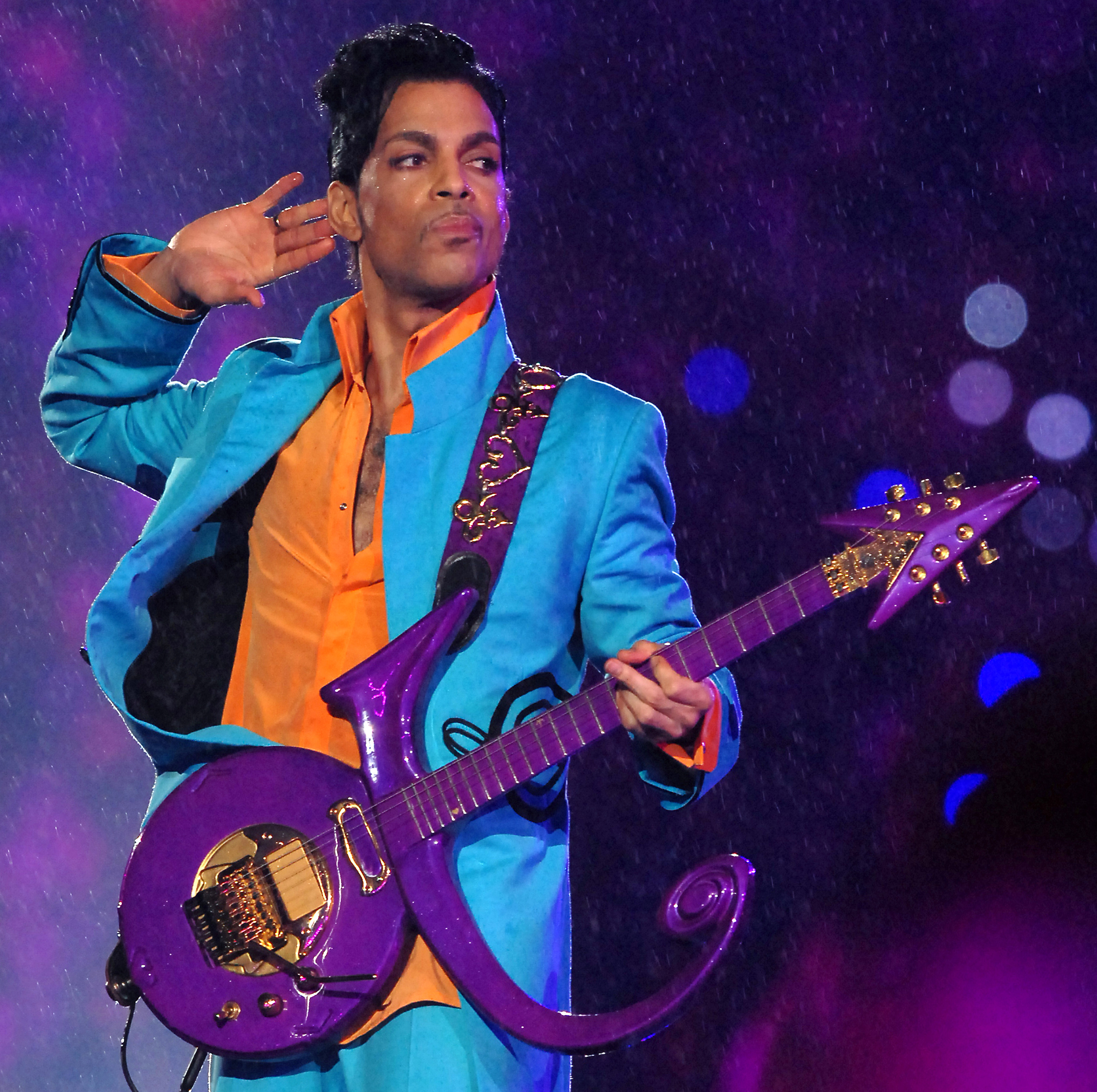 Prince se produit à la mi-temps du Super Bowl XLI le 4 février 2007 à Miami, Floride | Source : Getty Images
