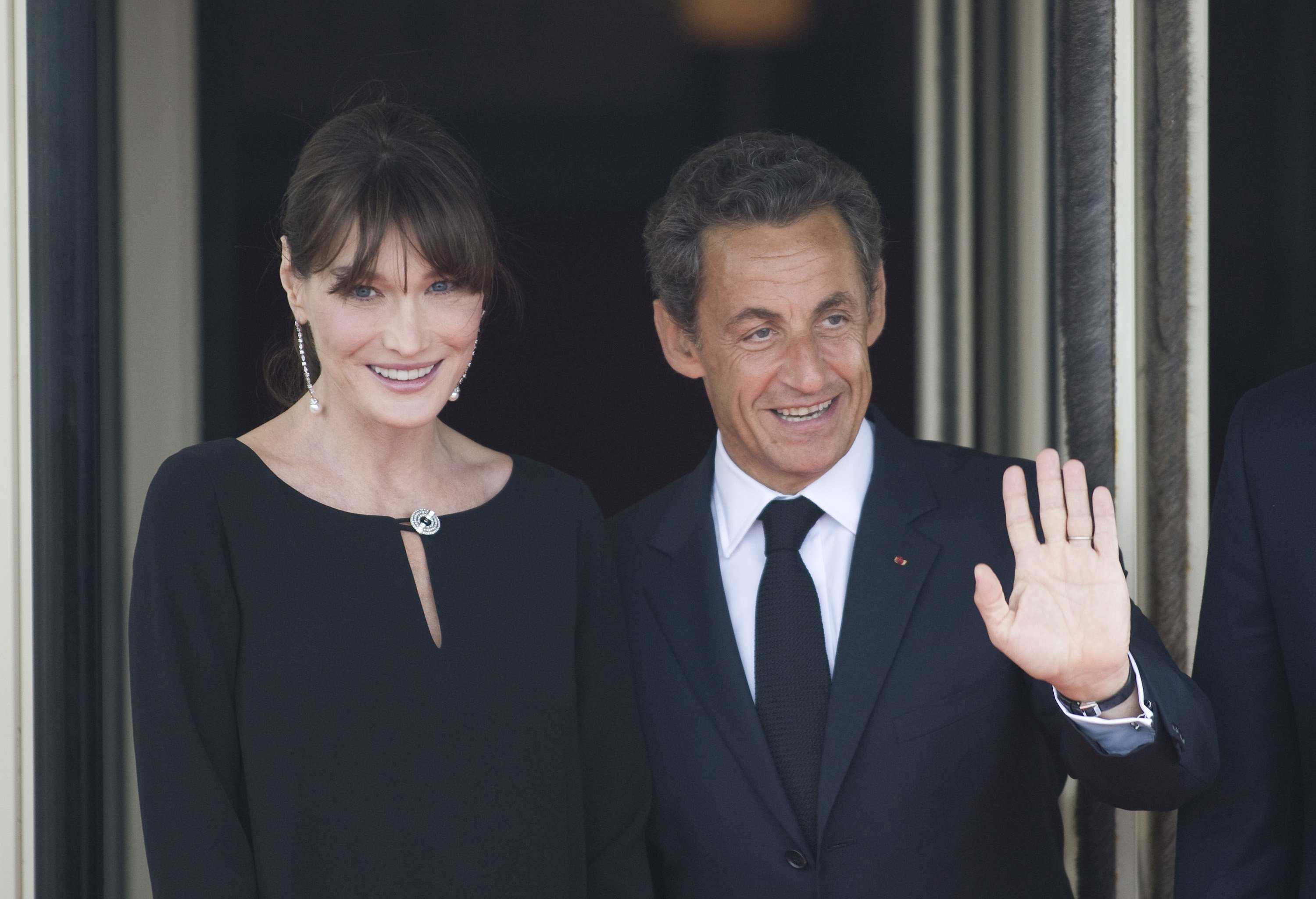 L'ancien président français Nicolas Sarkozy et son épouse enceinte Carla Bruni-Sarkozy attendent l'arrivée des dirigeants des États membres du G8 à Deauville, en France | Source : Getty Images