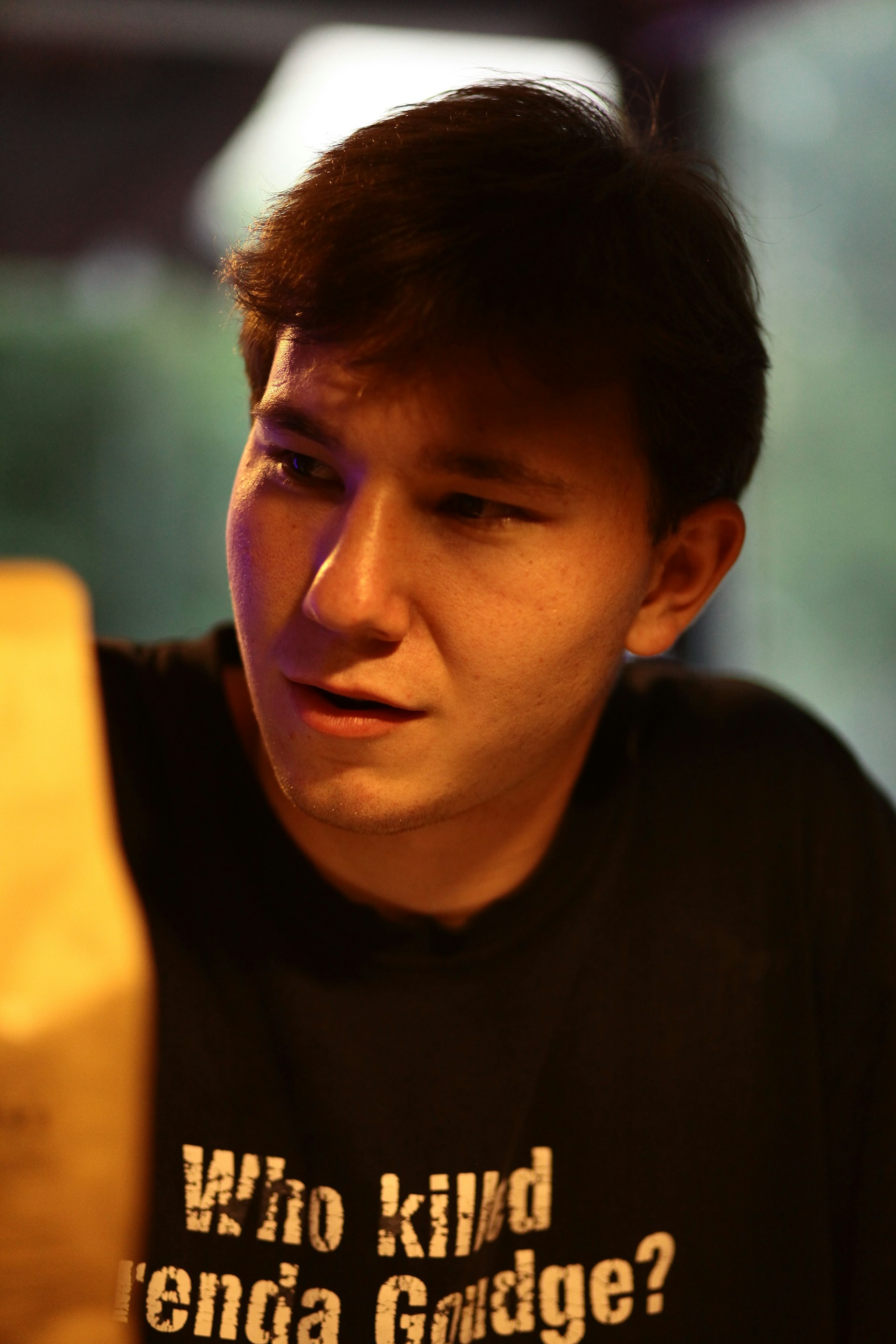 Un homme qui regarde quelqu'un avec incrédulité | Source : Unsplash