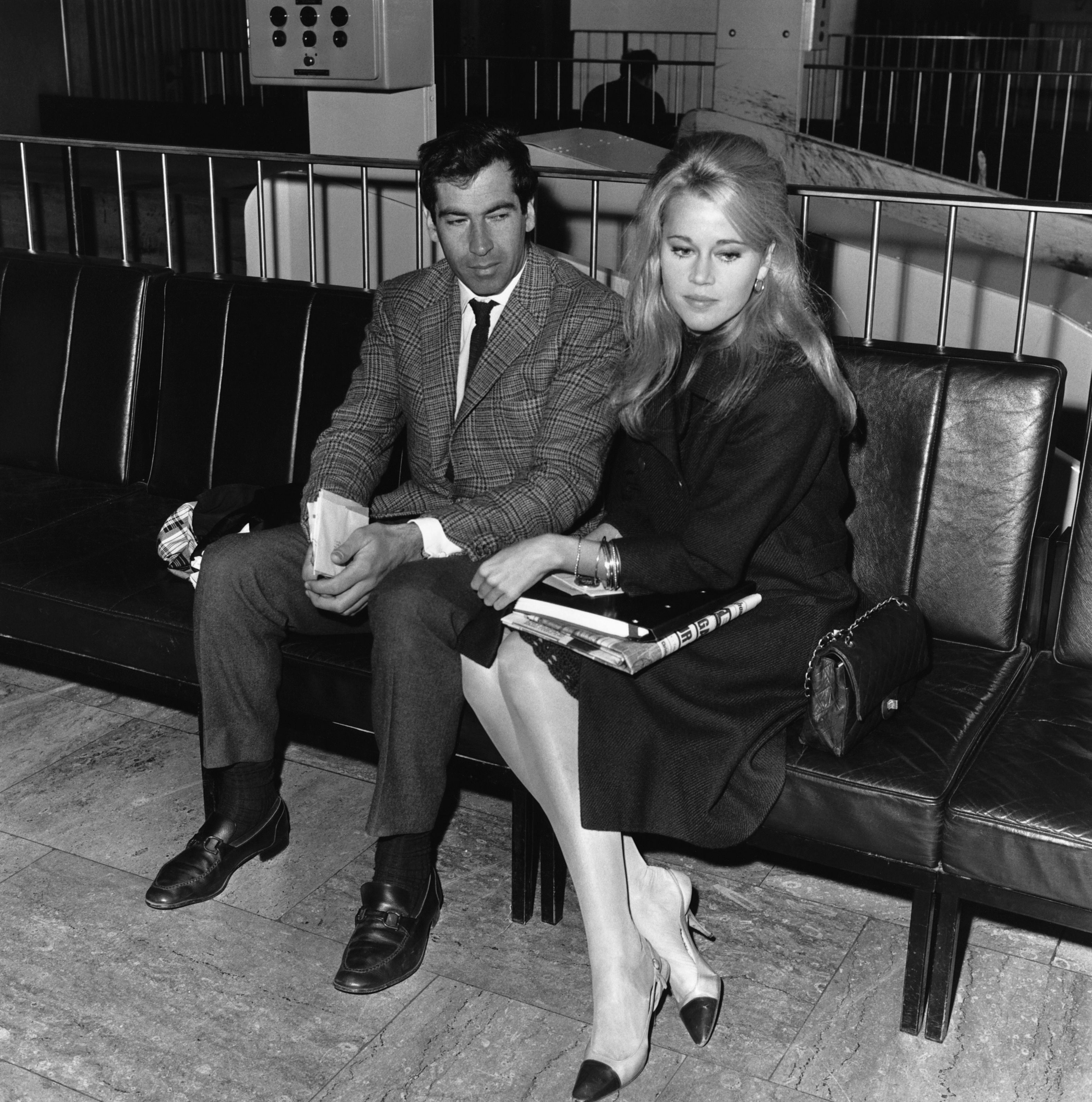 Le réalisateur Roger Vadim et l'actrice américaine Jane Fonda à l'aéroport de Londres, ca. 1965. | Photo : Getty Images