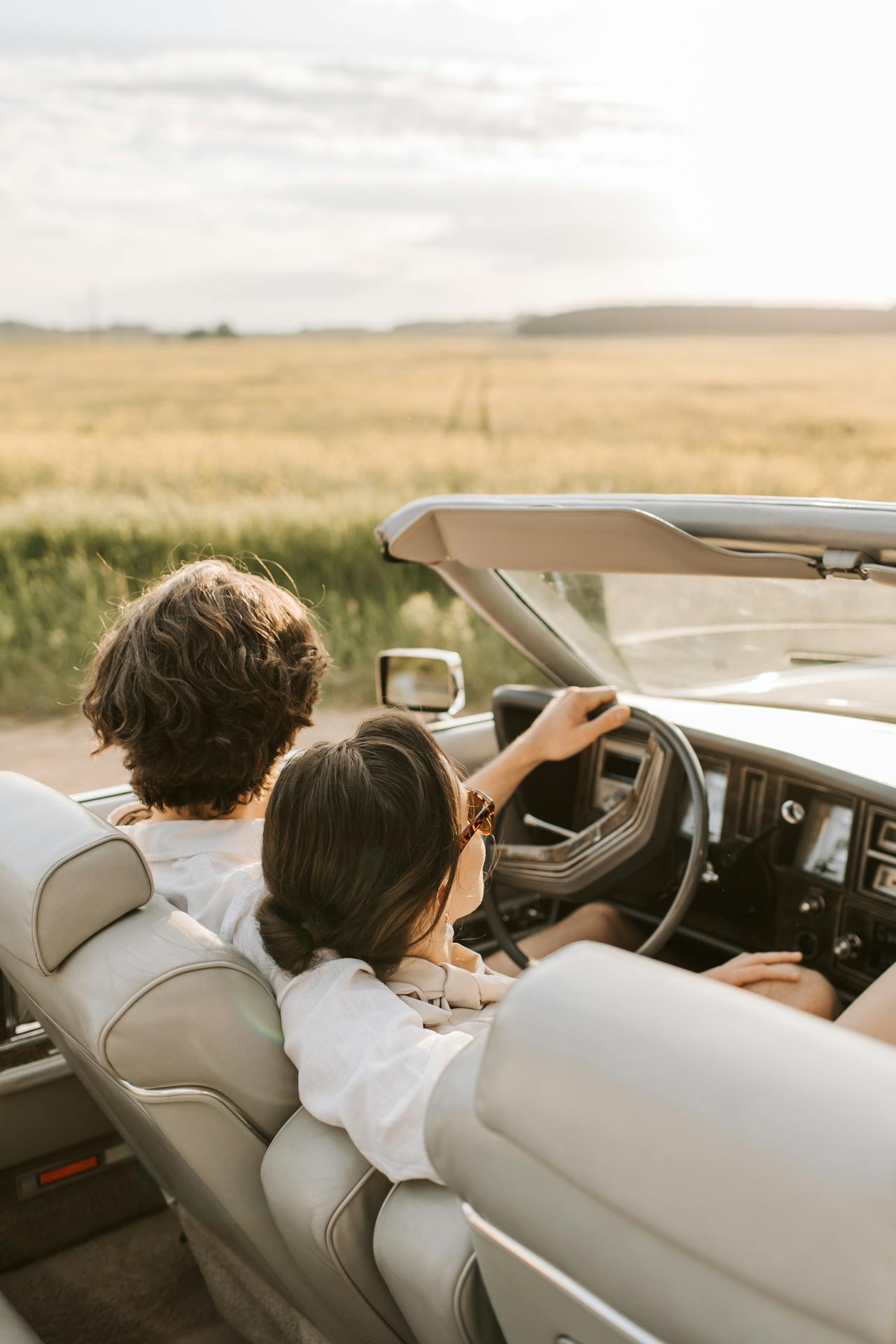 Un couple qui profite de son trajet en voiture | Source : Pexels