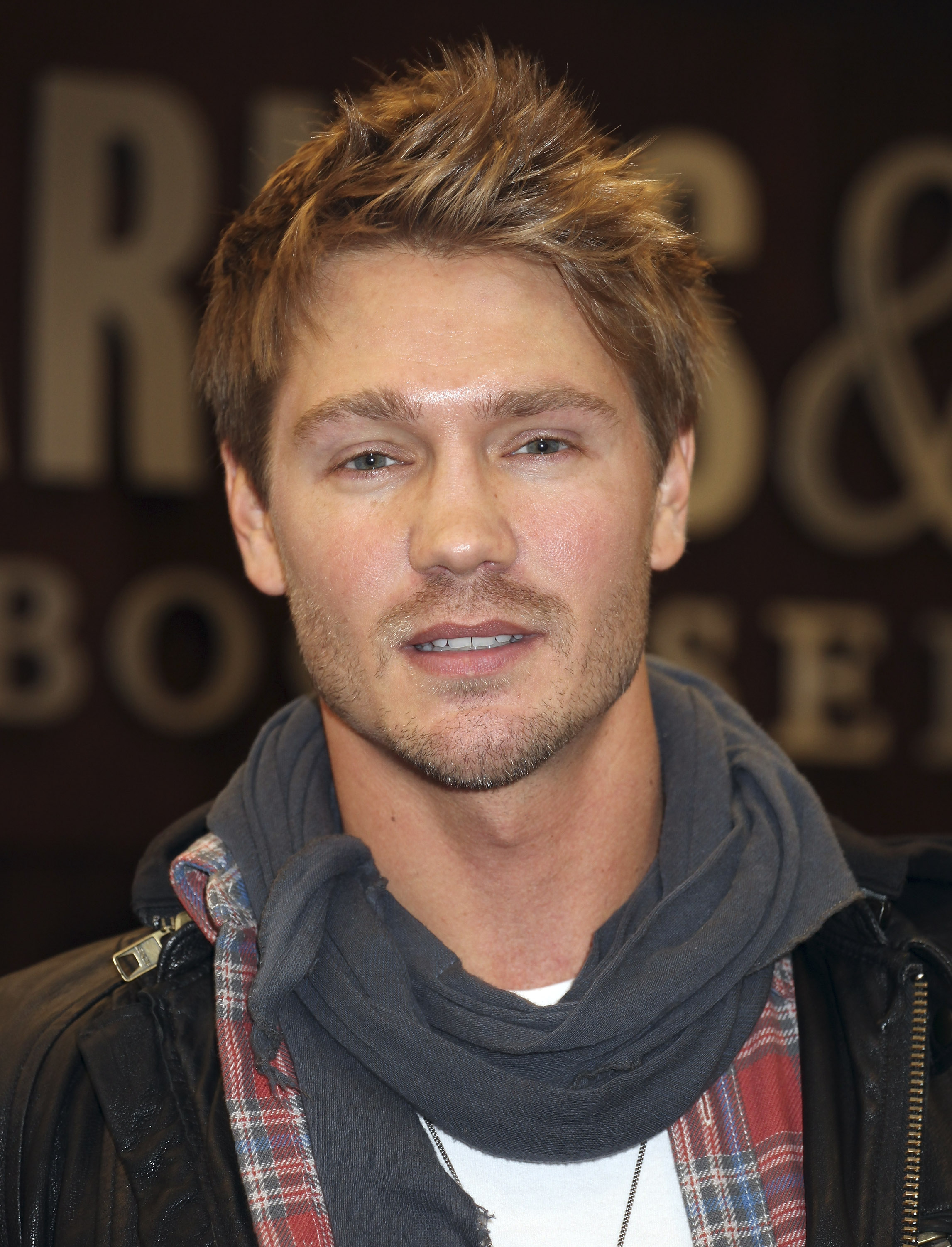 Chad Michael Murray arrive pour signer des exemplaires de son livre "Everlast" à la librairie Barnes &amp; Noble le 1er décembre 2011, à Los Angeles, Californie | Source : Getty Images