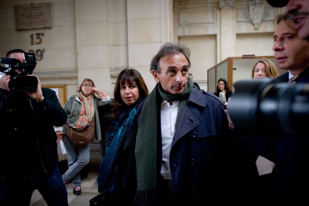  Eric Zemmour arrive avec sa femme Mylene Chicheportich (G) le 14 janvier 2011 au tribunal de Paris, où il comparaît pour provocation à la haine raciale.І Source : Getty Images 