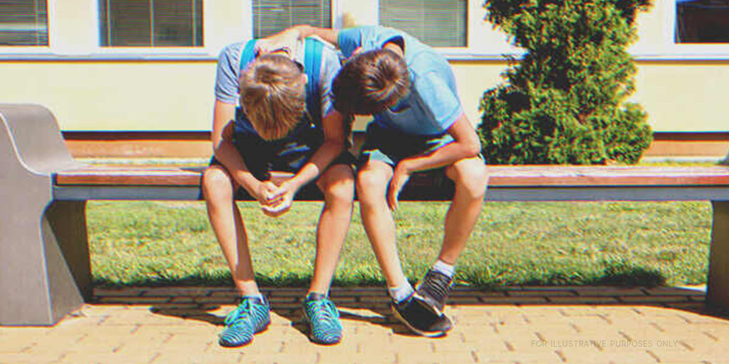 Deux adolescents sur un banc | Source : Shutterstock