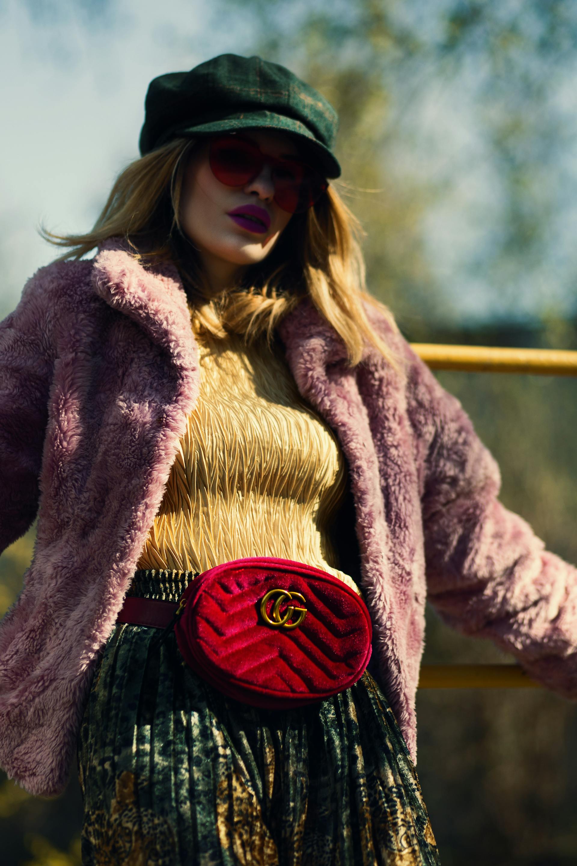 Femme avec un sac Gucci rouge | Source : Pexels