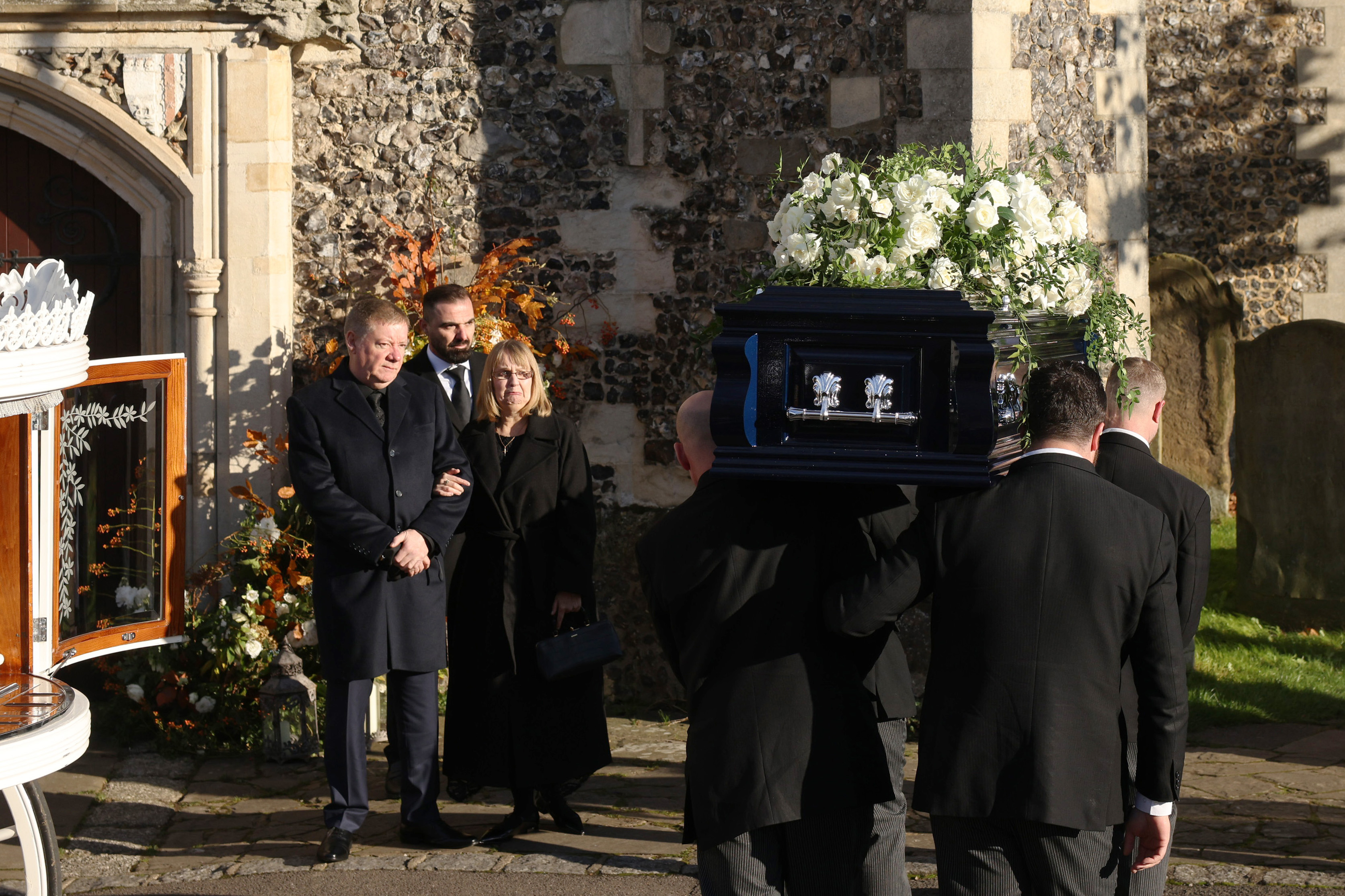 Karen et Geoff Payne, regardent le cercueil de leur fils Liam Payne lors des funérailles à Amersham, au Royaume-Uni, le 20 novembre 2024 | Source : Getty Images