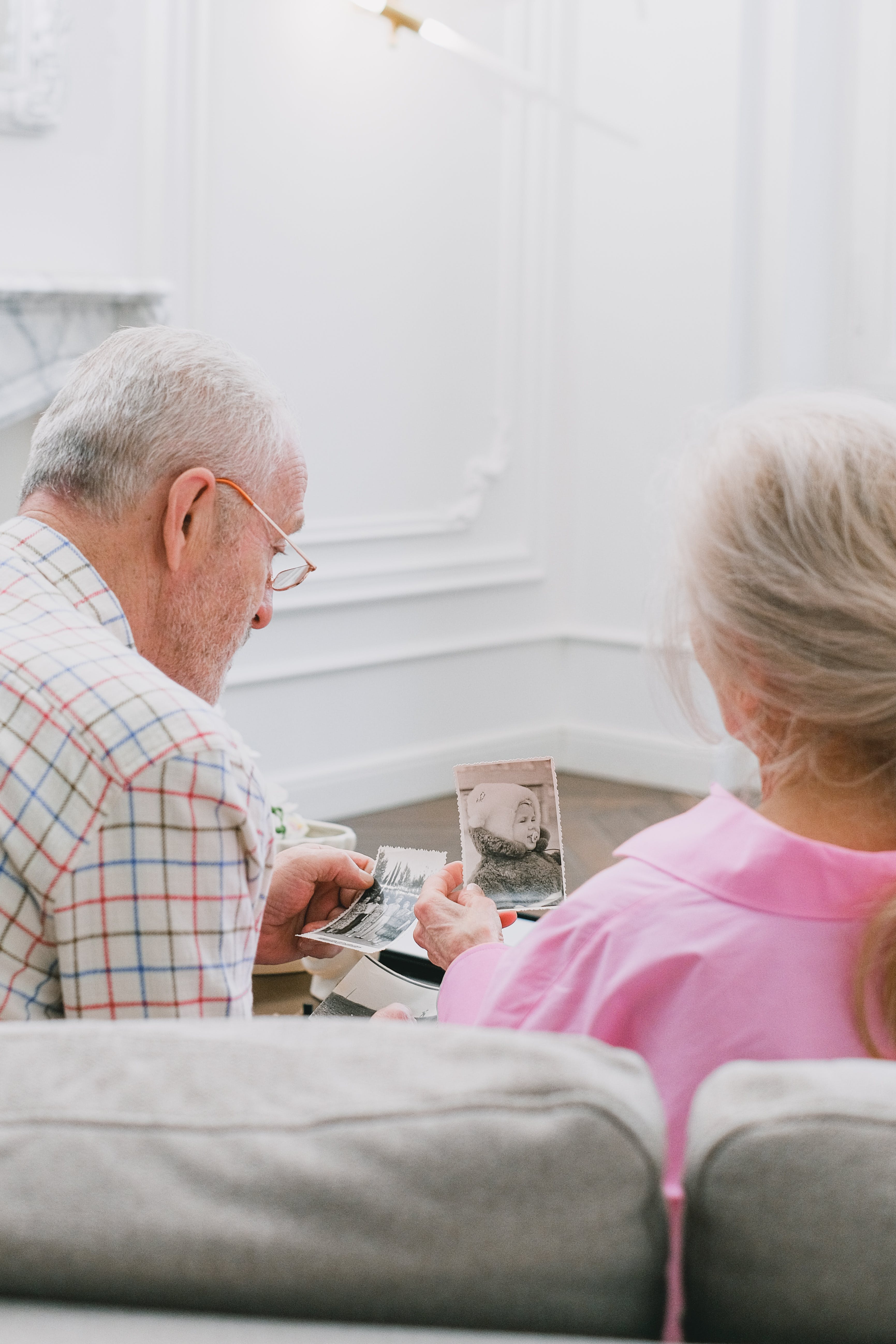 Un couple de personnes âgées regardant ensemble des photographies | Source : Pexels