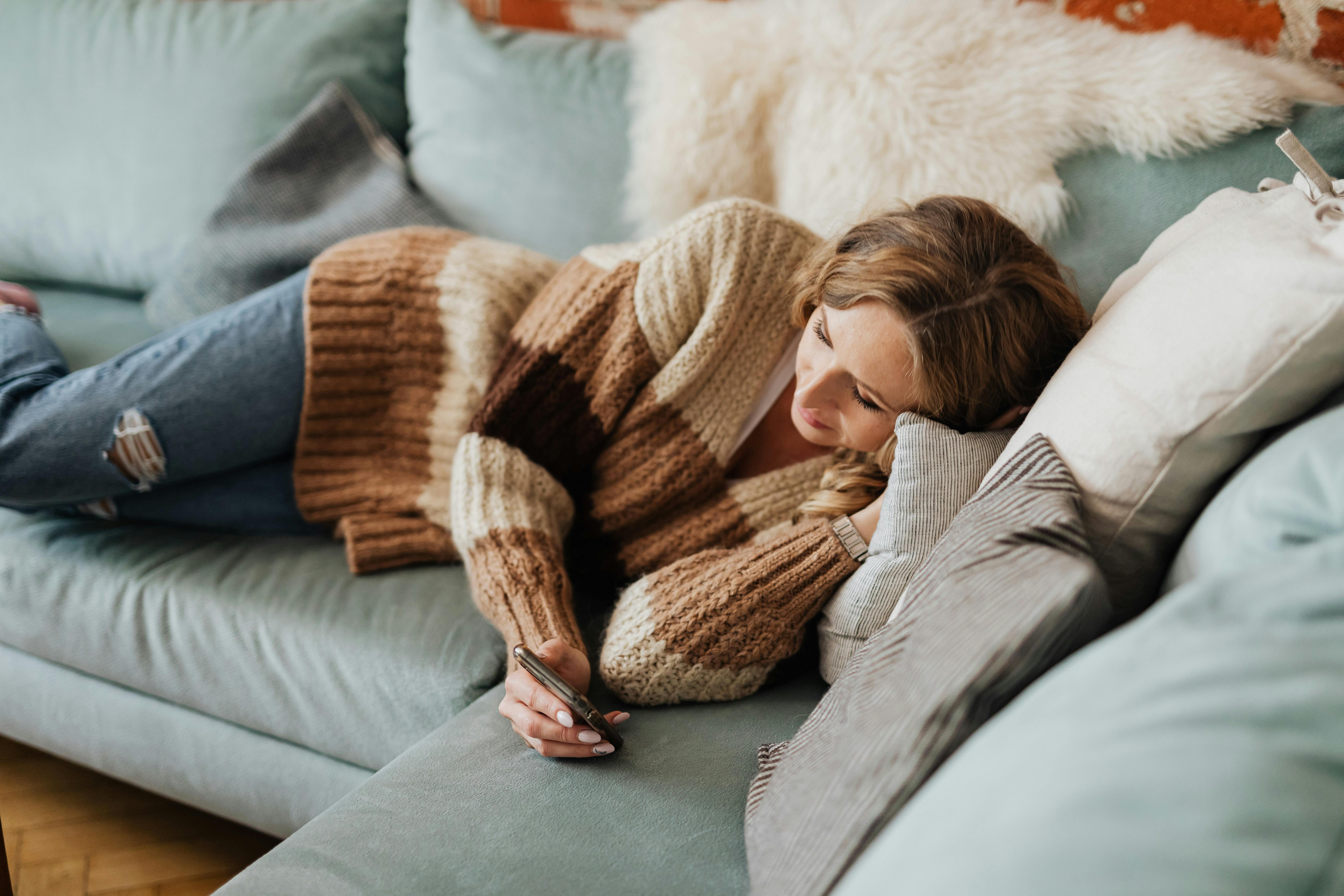 Une femme vérifie son téléphone | Source : Pexels