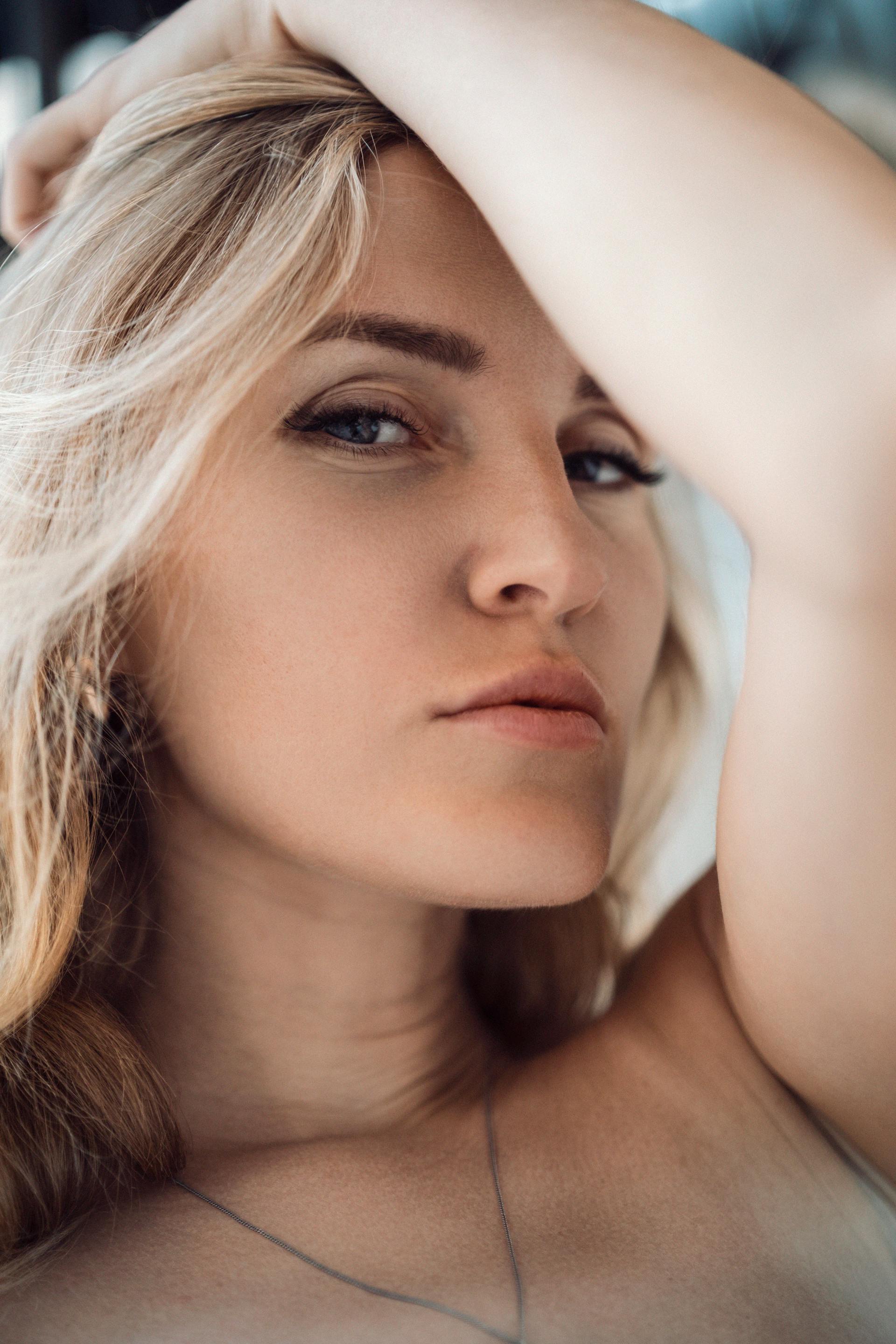 Une femme au regard calculateur | Source : Pexels