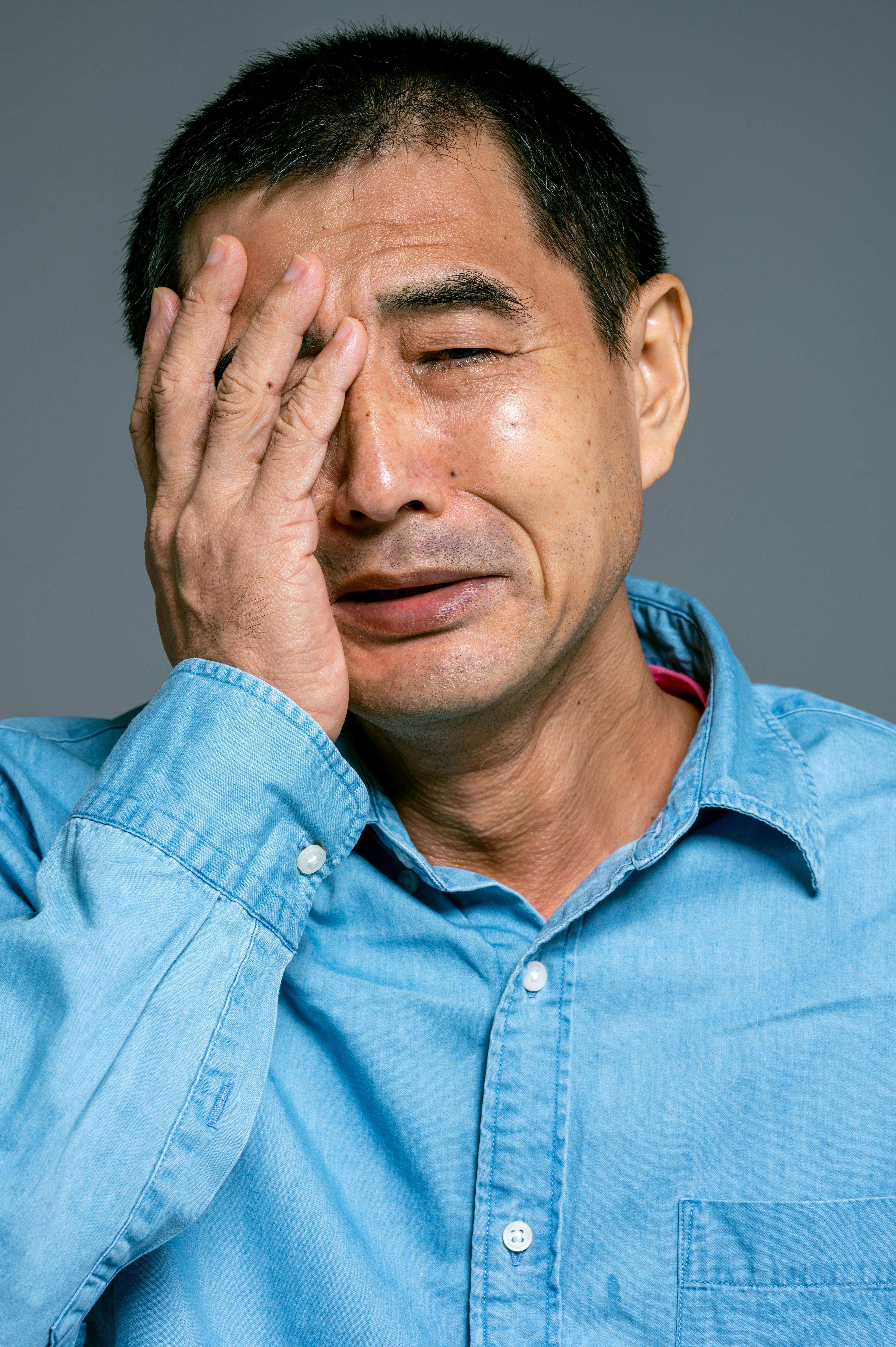 Un homme qui pleure | Source : Pexels