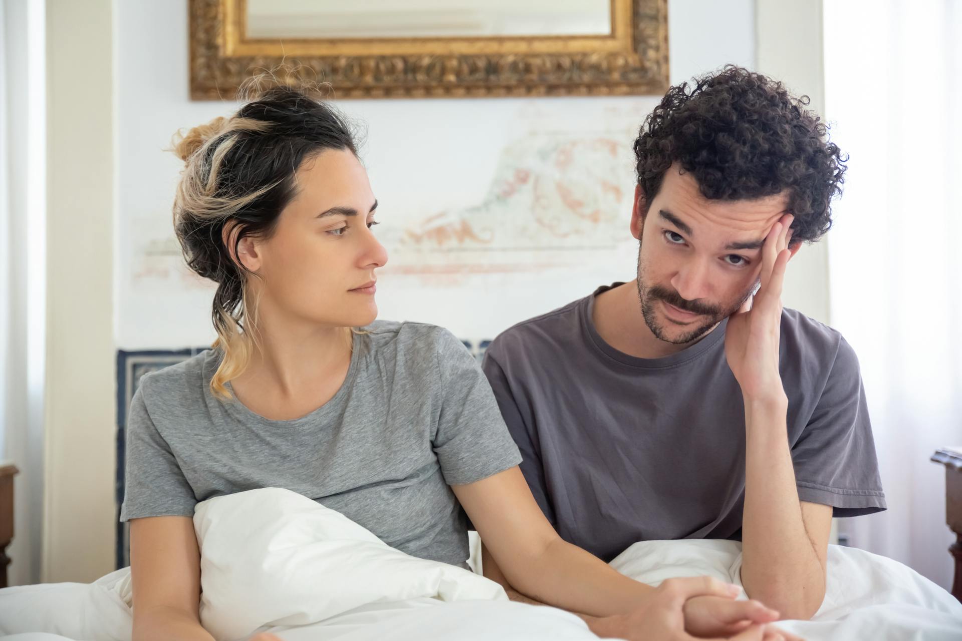 Couple ayant une conversation sérieuse au lit | Source : Pexels