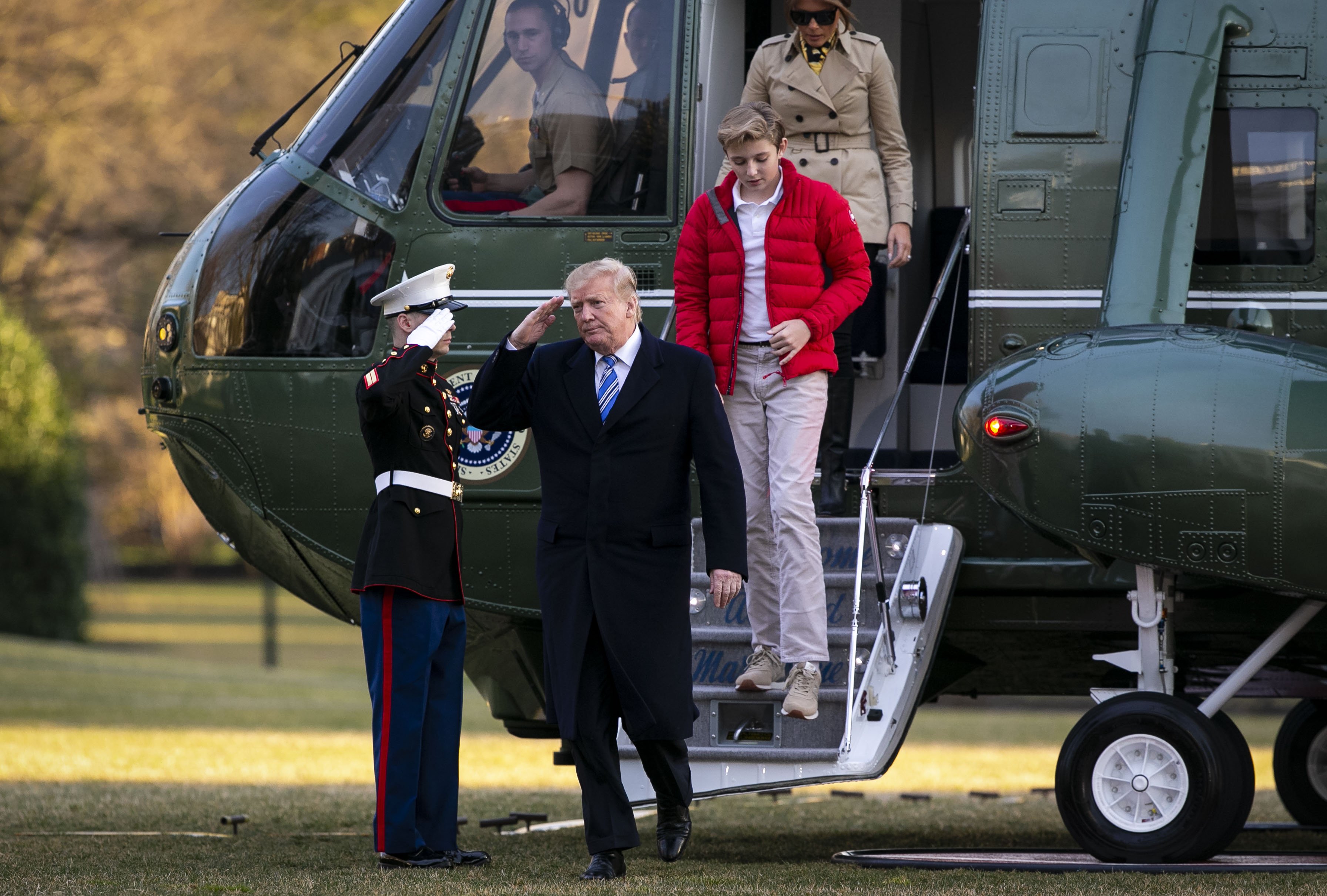 Donald Trump descendant de Marine One Melania Trump et leur fils Barron Trump sur la pelouse sud de la Maison Blanche, à Washington, DC | source : Getty Images