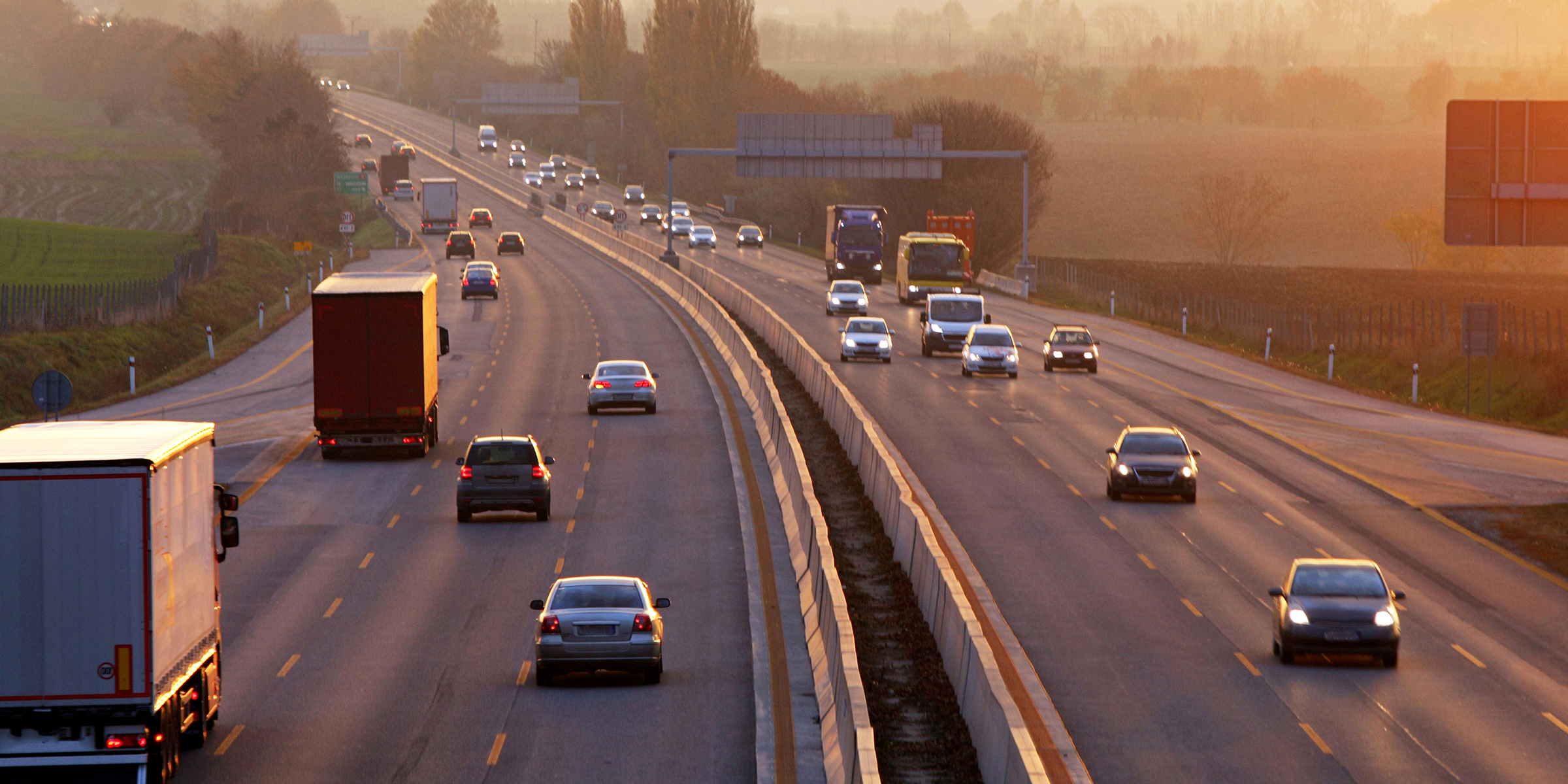 Voitures circulant sur une autoroute | Source : Shutterstock