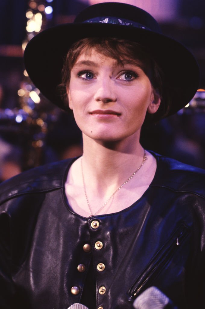 Portrait de Patricia Kaas portant un chapeau le 4 novembre 1989 à Paris en France. І Source : Getty Images