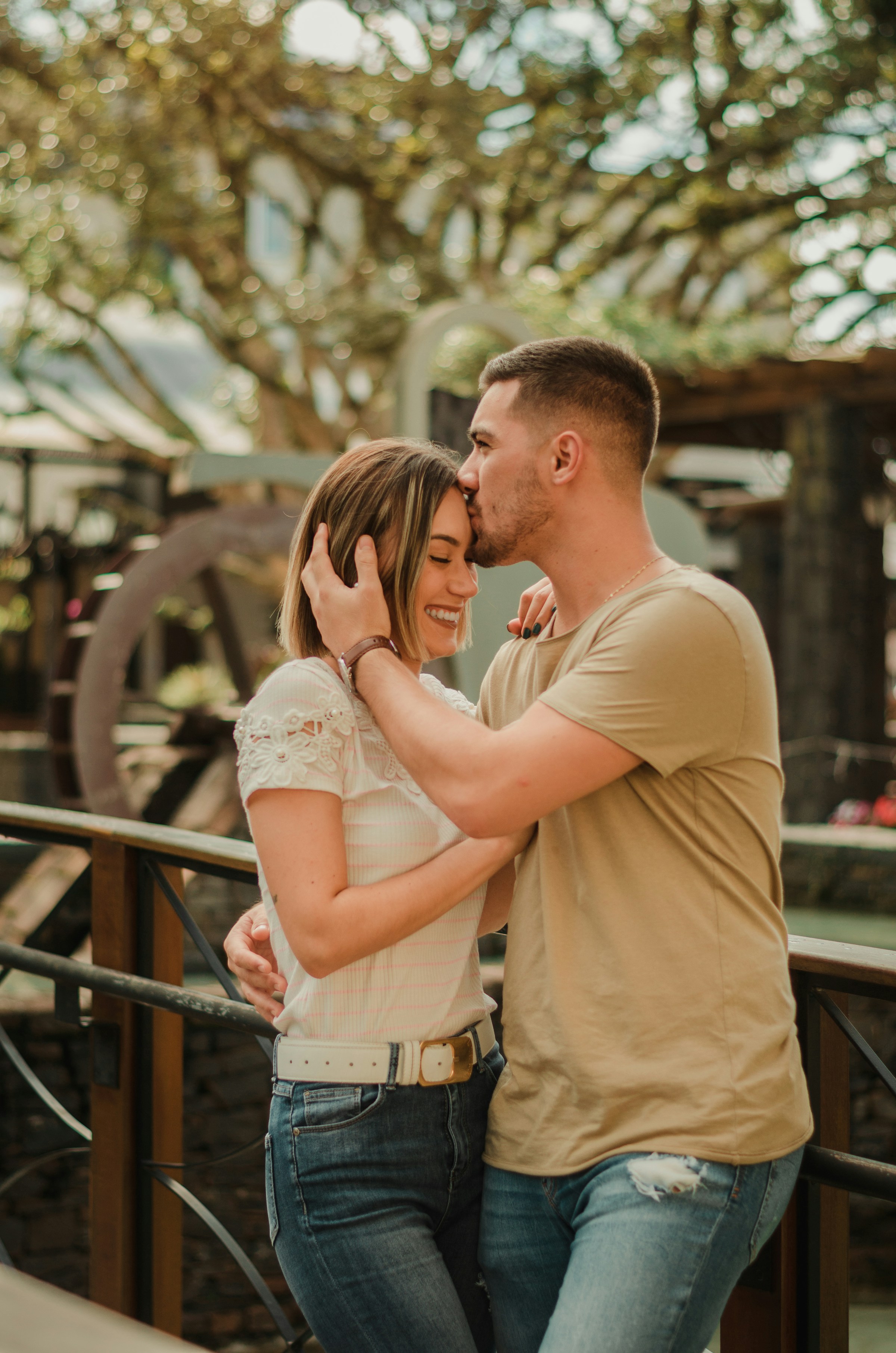 Un homme embrassant le front d'une femme | Source : Unsplash