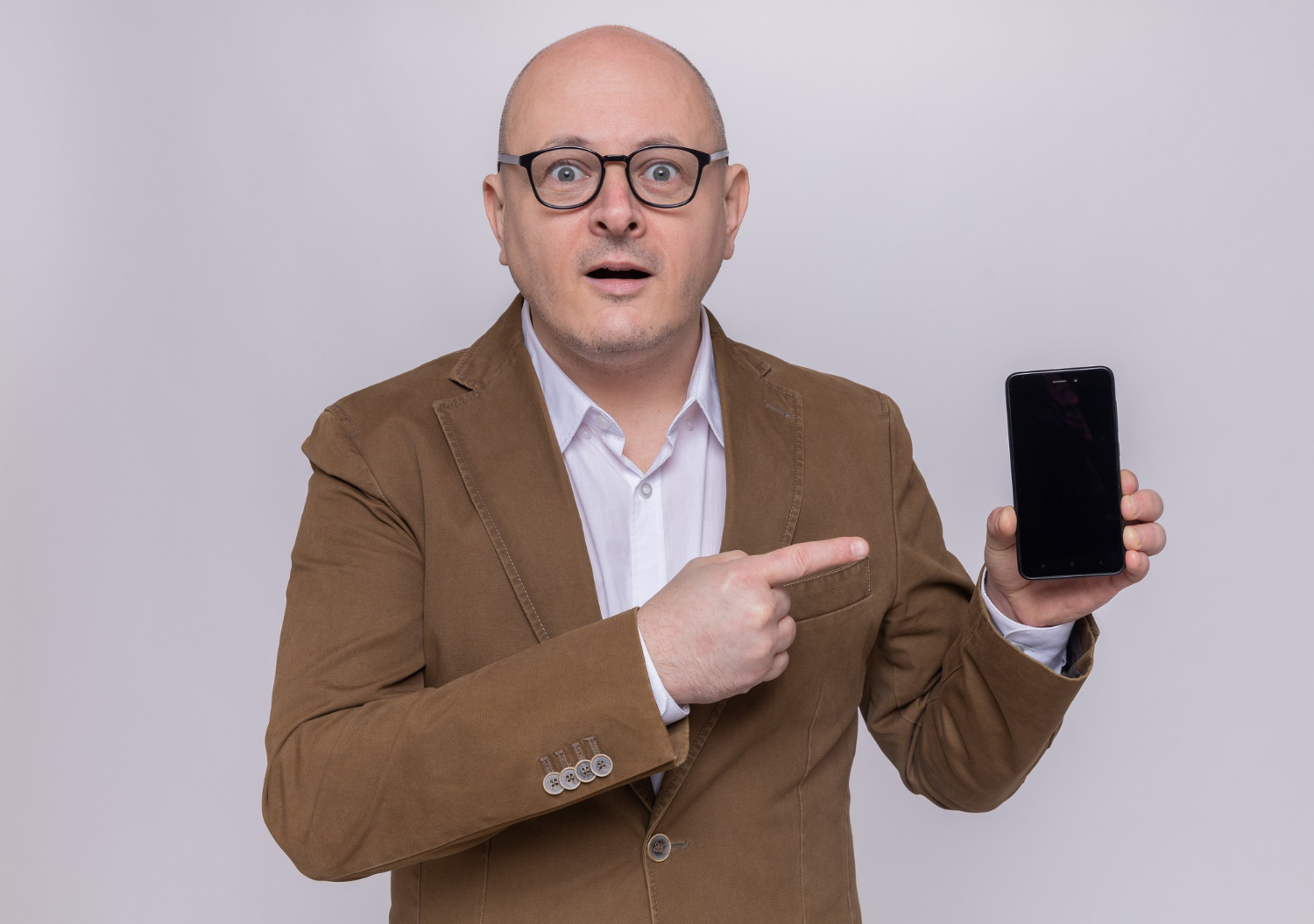 Un homme d'âge moyen en colère tenant son téléphone | Source : Freepik