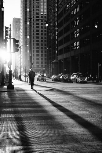 Une rue en prise en noir et blanc | Photo : Unsplash