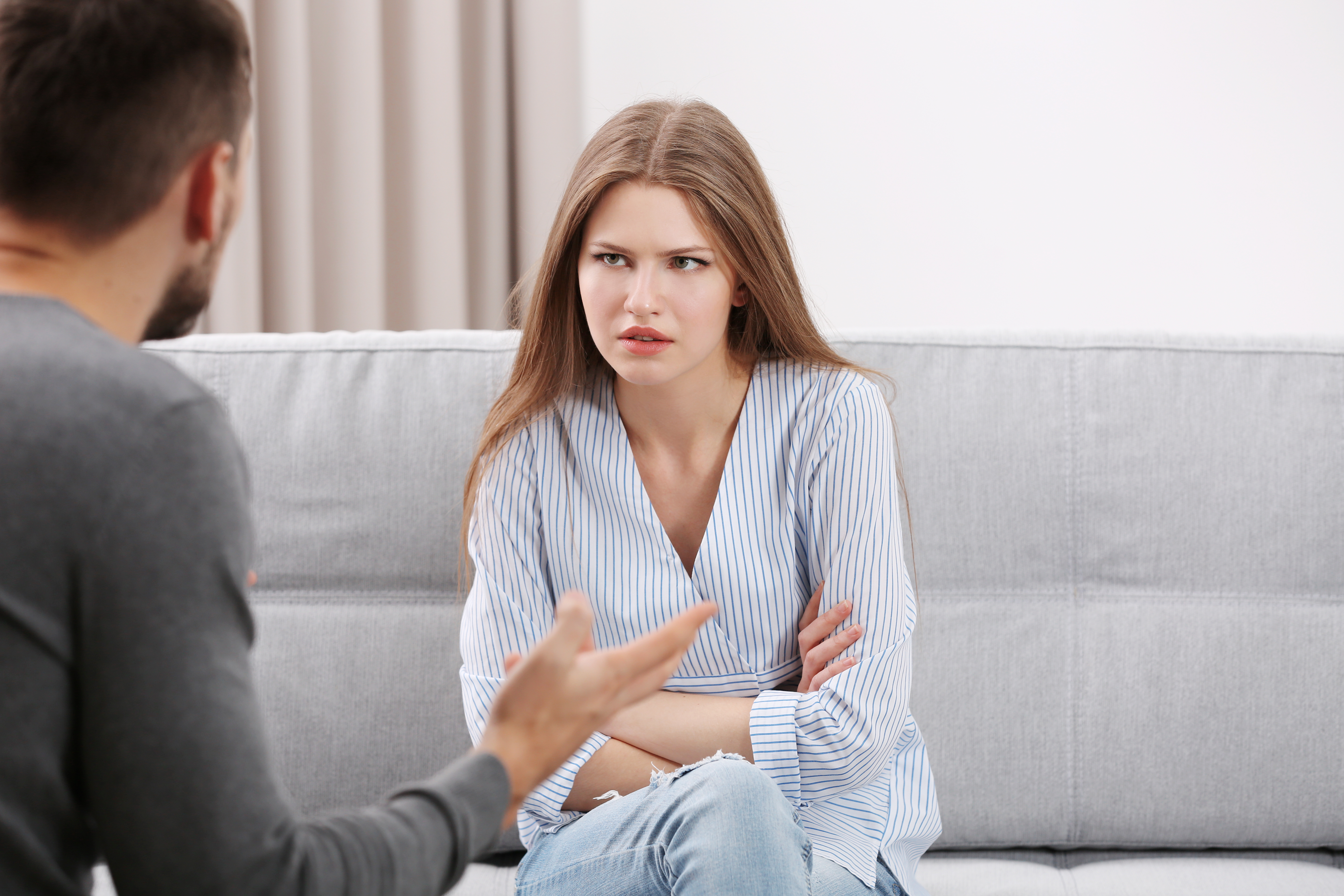 Un homme est photographié en train de parler à sa petite amie à la maison | Source : Shutterstock