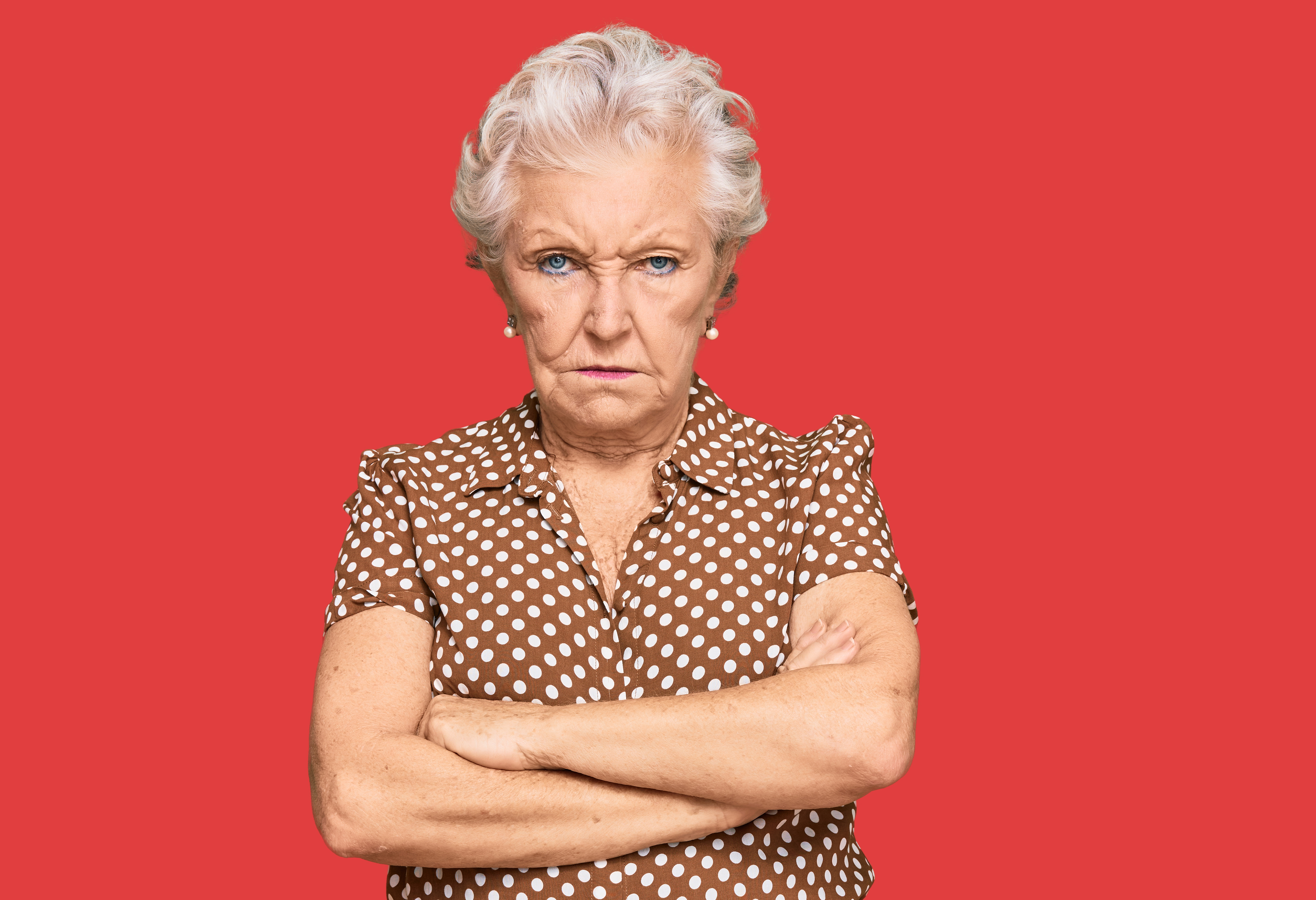 Une femme âgée en colère portant des vêtements décontractés | Source : Shutterstock