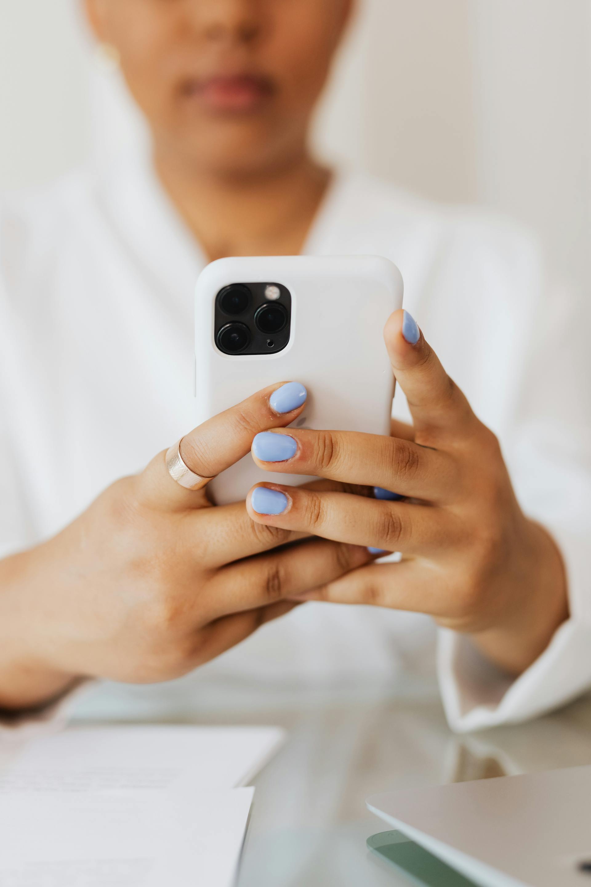 Une femme envoyant des messages sur son téléphone | Source : Pexels
