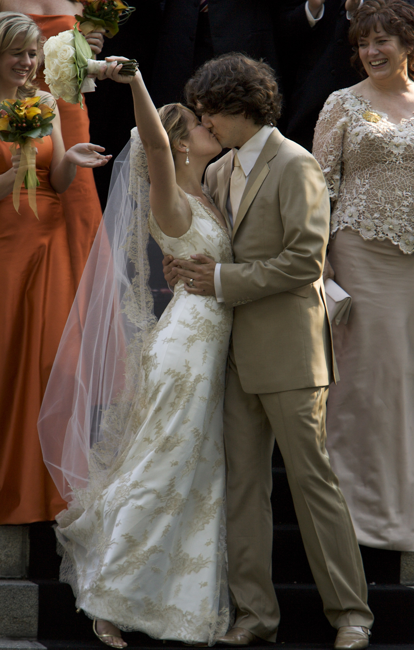Justin Trudeau et sa femme Sophie Grégoire quittent l'église Sainte-Madeleine d'Outremont, à Montréal, après leur cérémonie de mariage, le 28 mai 2005. | Source : Getty Images