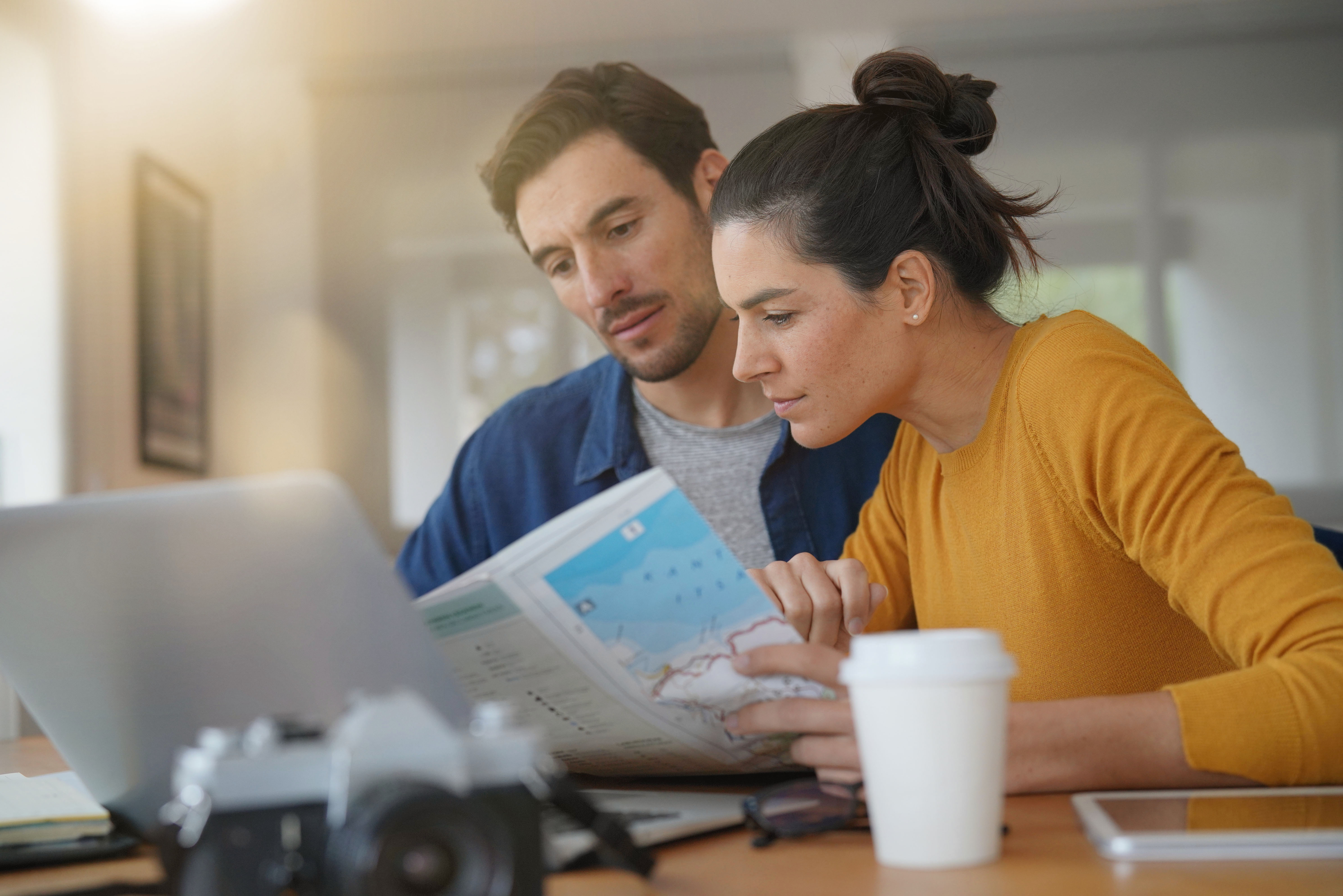 Un couple heureux qui fait des recherches ensemble | Source : Shutterstock