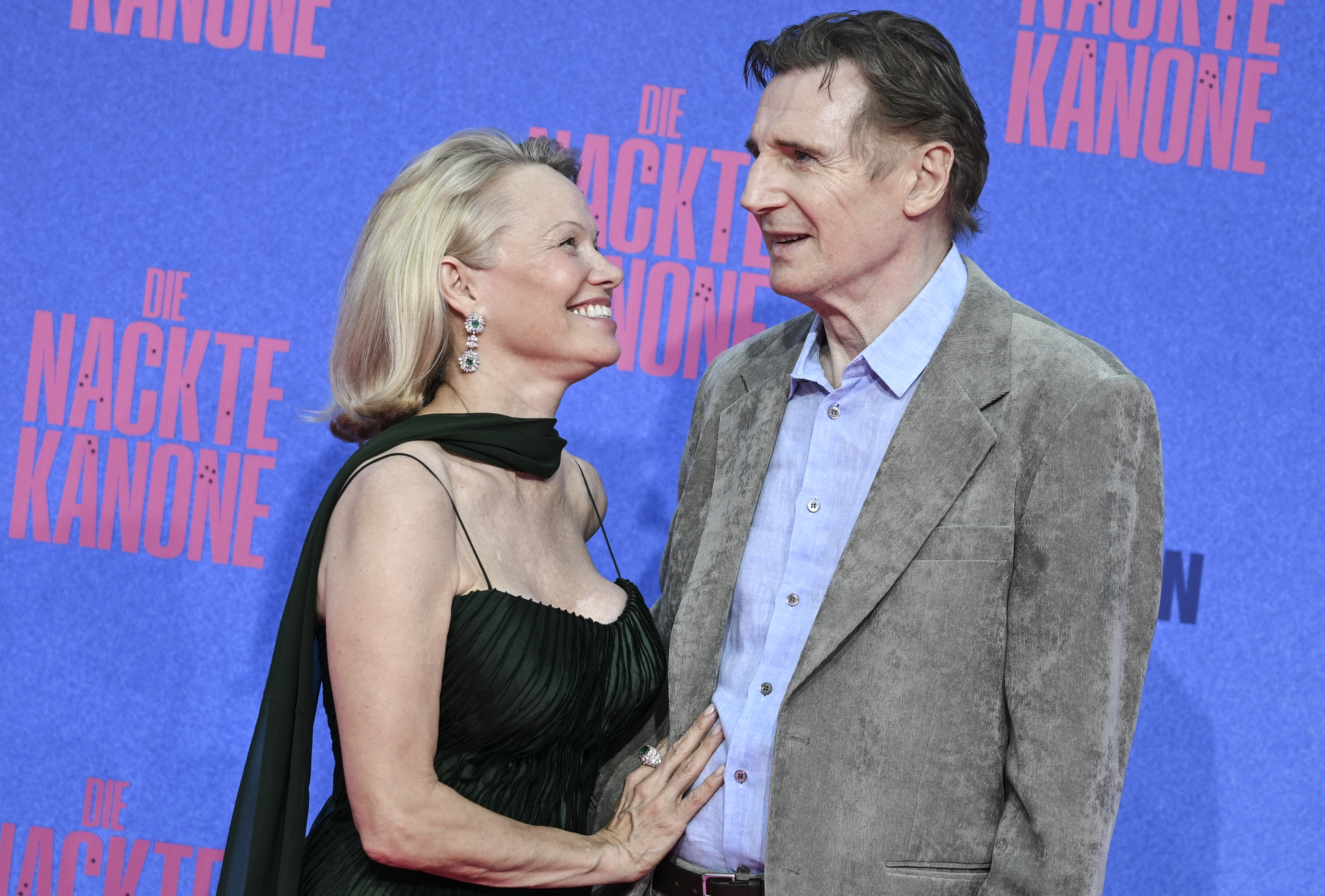 Liam Neeson et Pamela Anderson assistent à la première allemande de  "The Naked Gun" à l'UCI Luxe East Side Gallery à Berlin le 24 juillet 2025. | Source : Getty Images