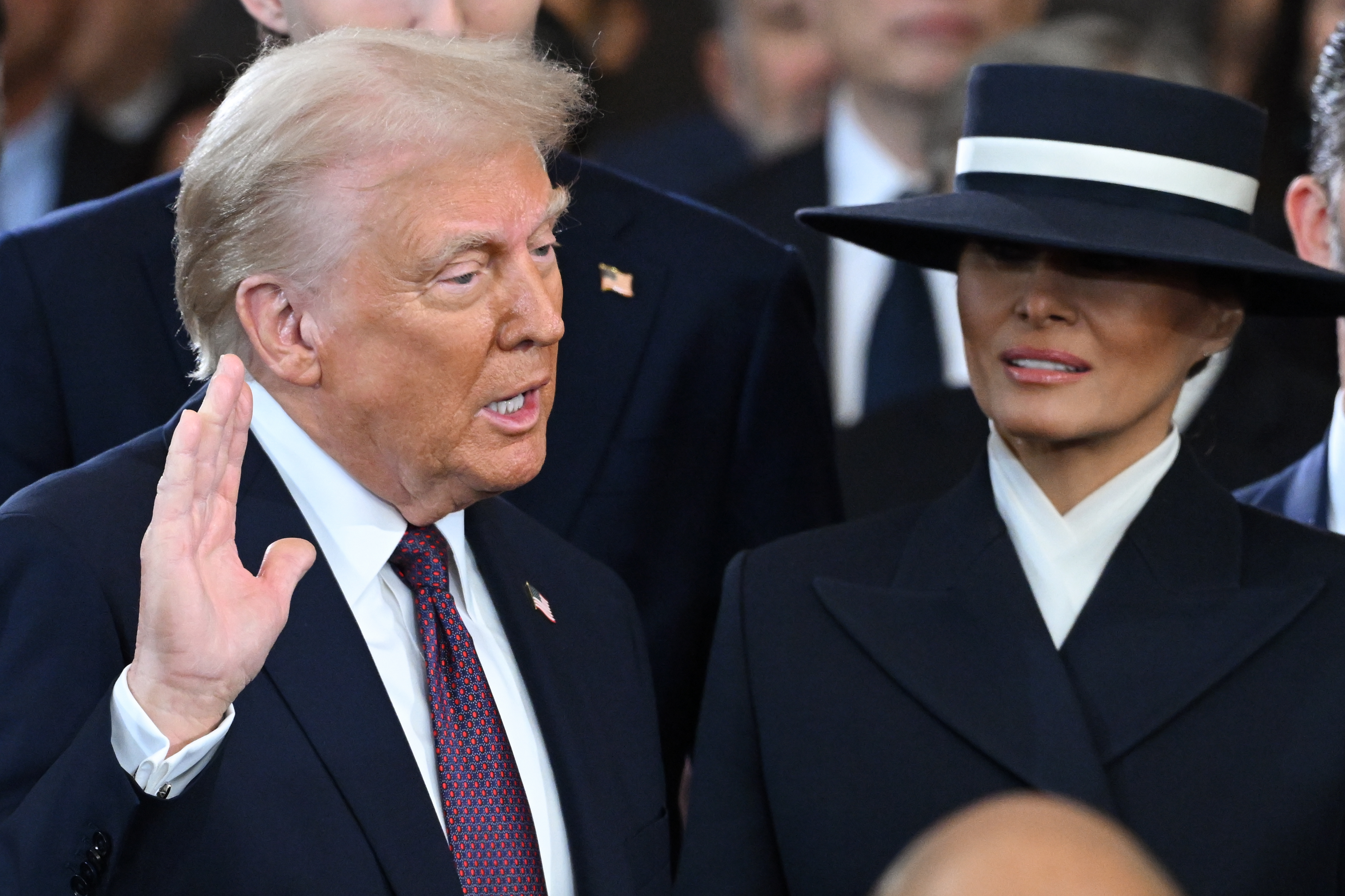 Donald Trump prête serment alors que Melania Trump tient la Bible dans la rotonde du Capitole américain à Washington, DC, le 20 janvier 2025 | Source : Getty Images