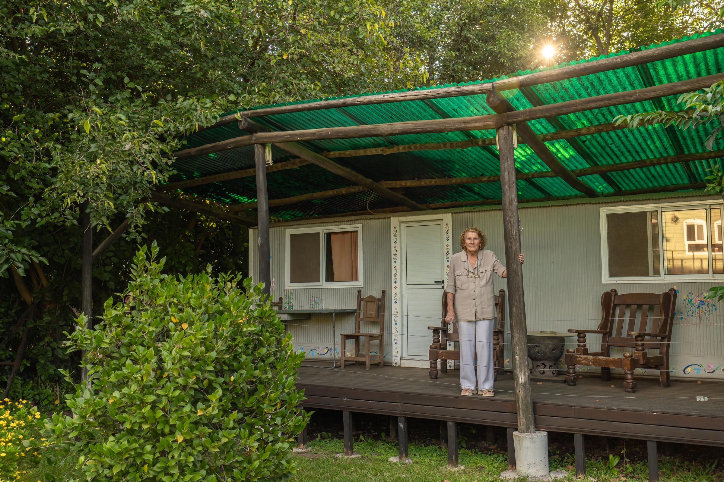 Une femme devant une maison | Source : Shutterstock