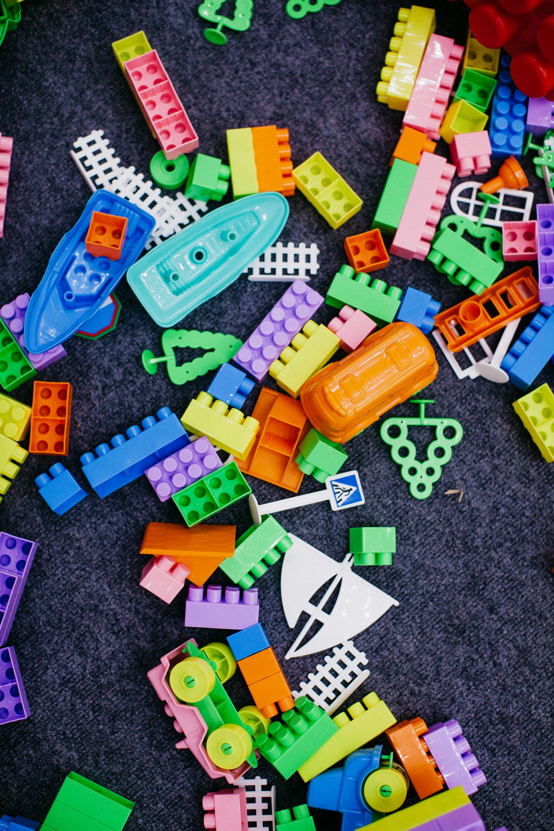 Gros plan sur des blocs de jouets éparpillés sur le sol | Source : Pexels