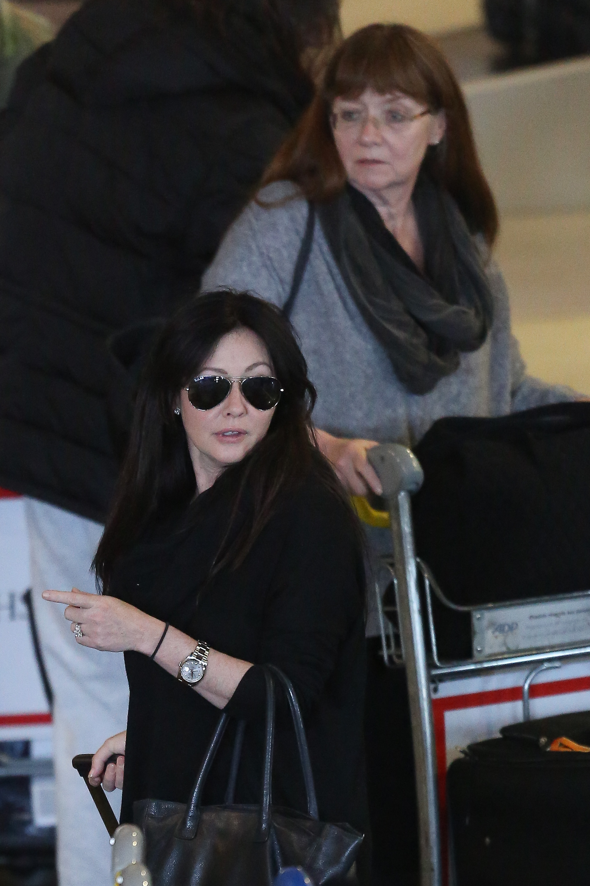 Shannen Doherty et sa mère, Rosa, arrivent à l'aéroport Charles-de-Gaulle à Paris, en France, le 13 mars 2014 | Source : Getty Images