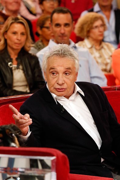 Michel Sardou assiste au spectacle "Vivement Dimanche Prochain" au Pavillon Gabriel à Paris, France. | Photo : Getty Images