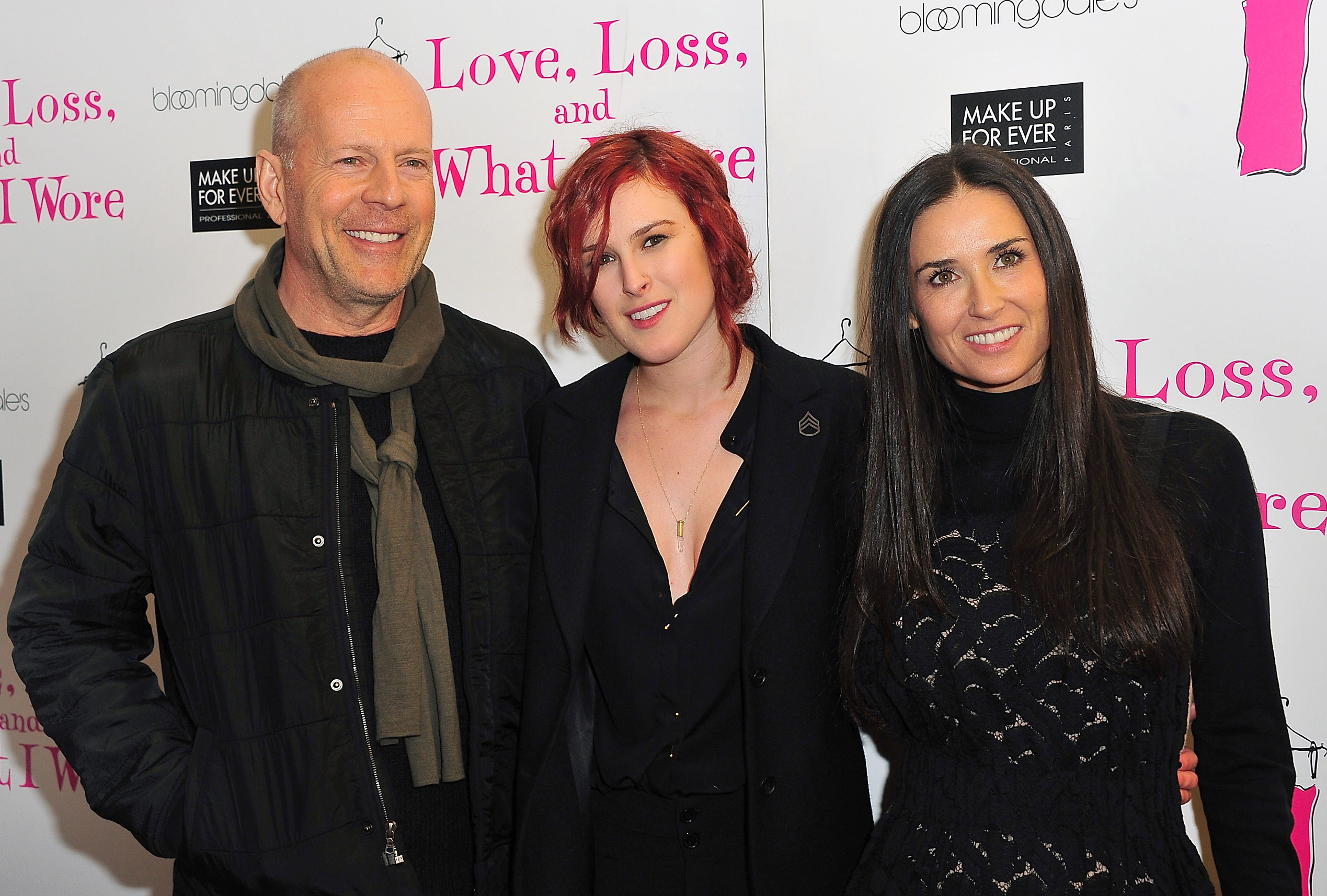 Bruce Willis, Rumer Willis et Demi Moore posent lors de la célébration des nouveaux membres de la distribution de "Love, Loss &amp; What I Wore" à New York, le 24 mars 2011. | Source : Getty Images