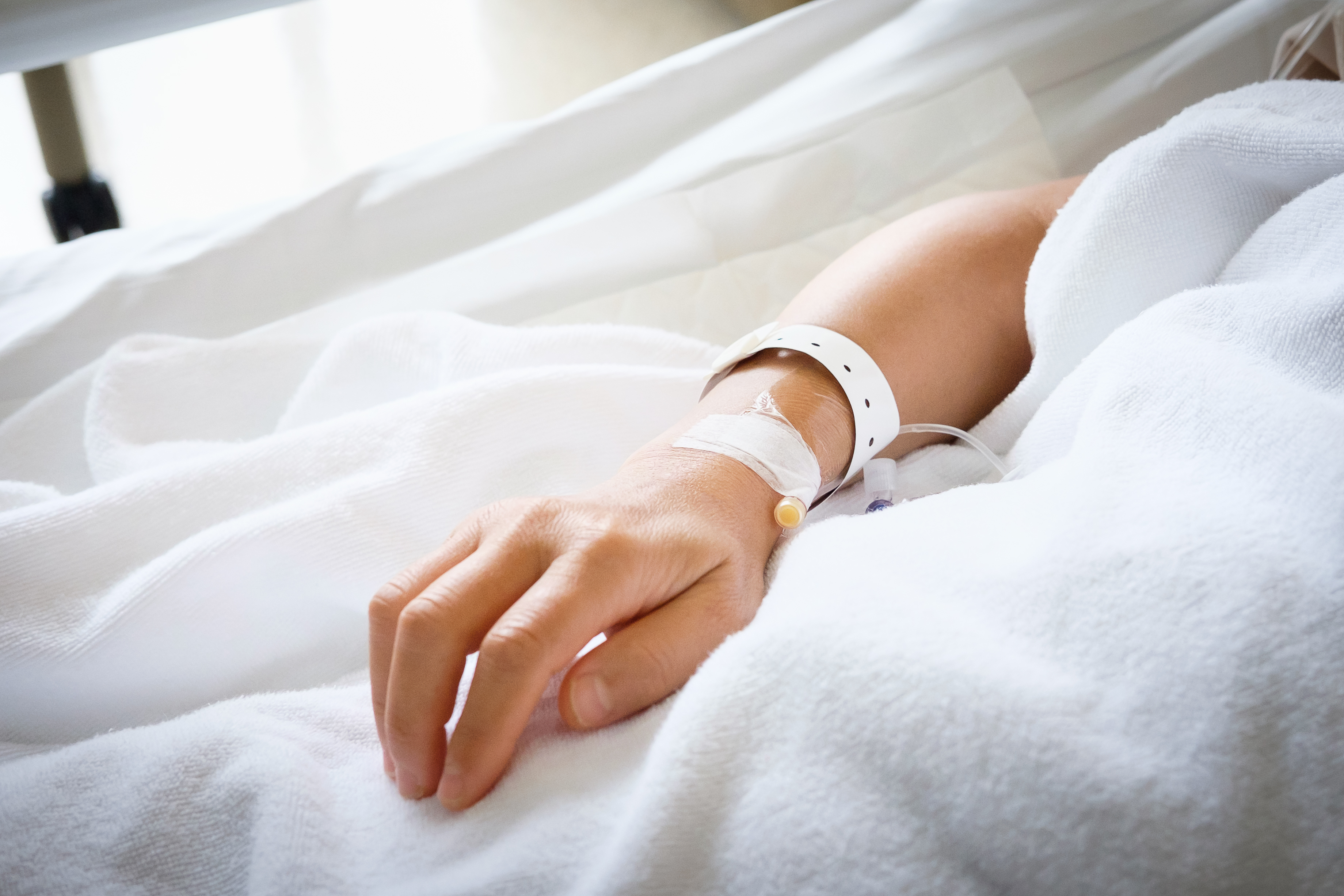 Mão de pessoa no hospital | Fonte: Shutterstock