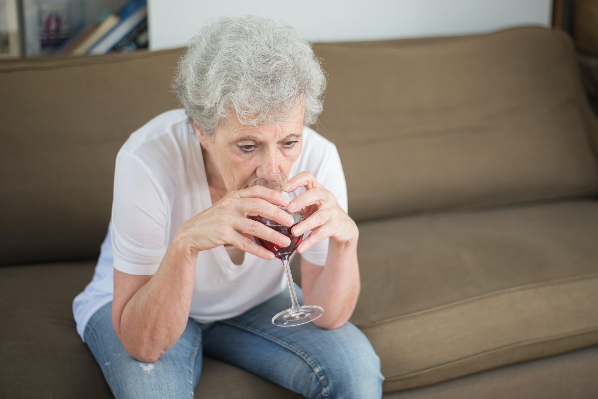 Vieille femme buvant du vin | Source : Pexels