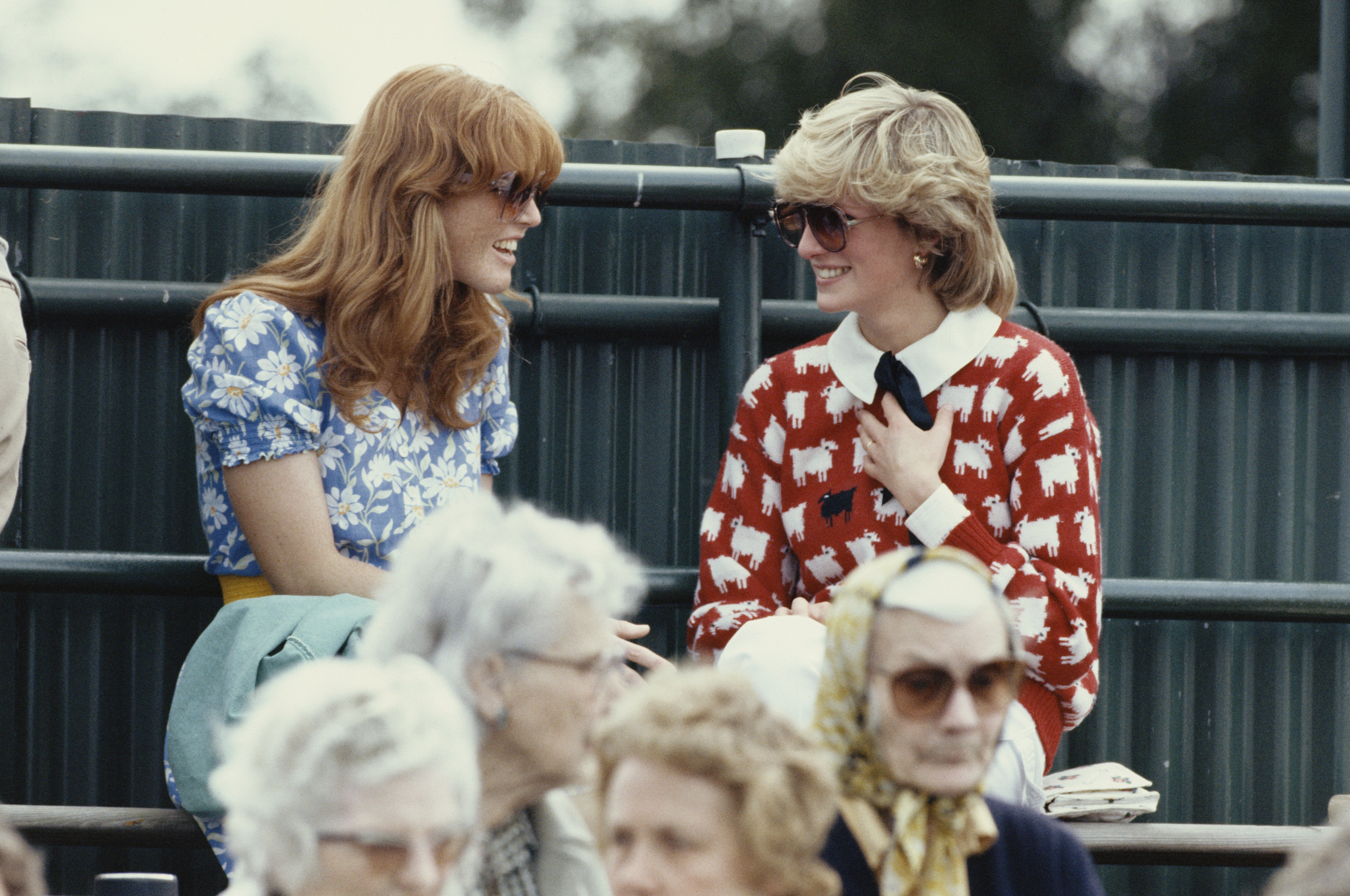 La princesse Diana et Sarah Ferguson discutent tout en étant assises dans la foule au Guard's Polo Club, le 1er juin 1983, Windsor, Angleterre |  Source: Georges De Keerle / Getty Images